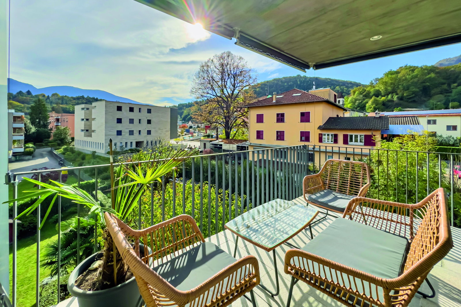 Balkon mit Sitzgruppe und Bergblick