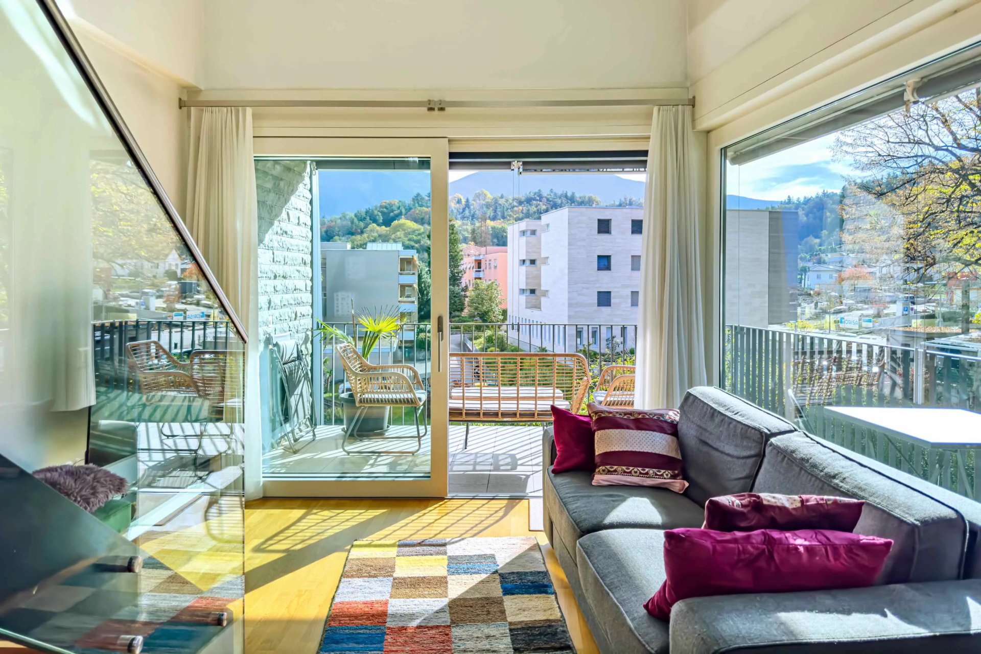 Helles Wohnzimmer mit Balkonblick
