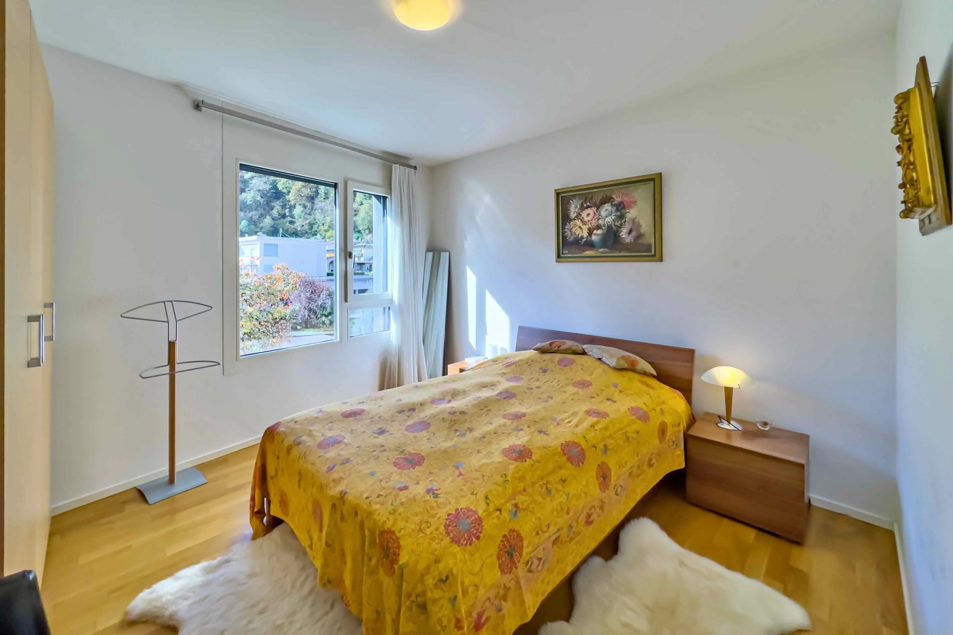 Helles Schlafzimmer mit Blick ins Grüne