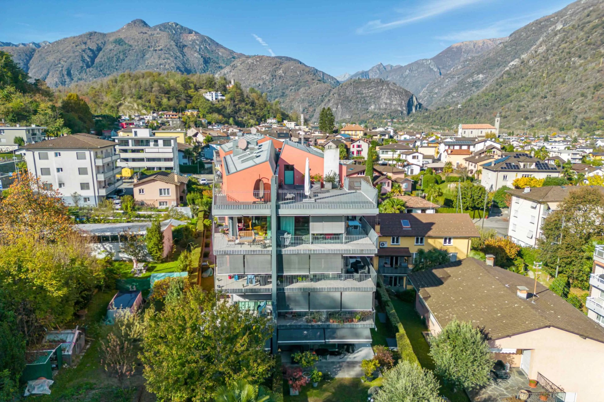 Luftaufnahme eines Wohnhauses mit Bergpanorama
