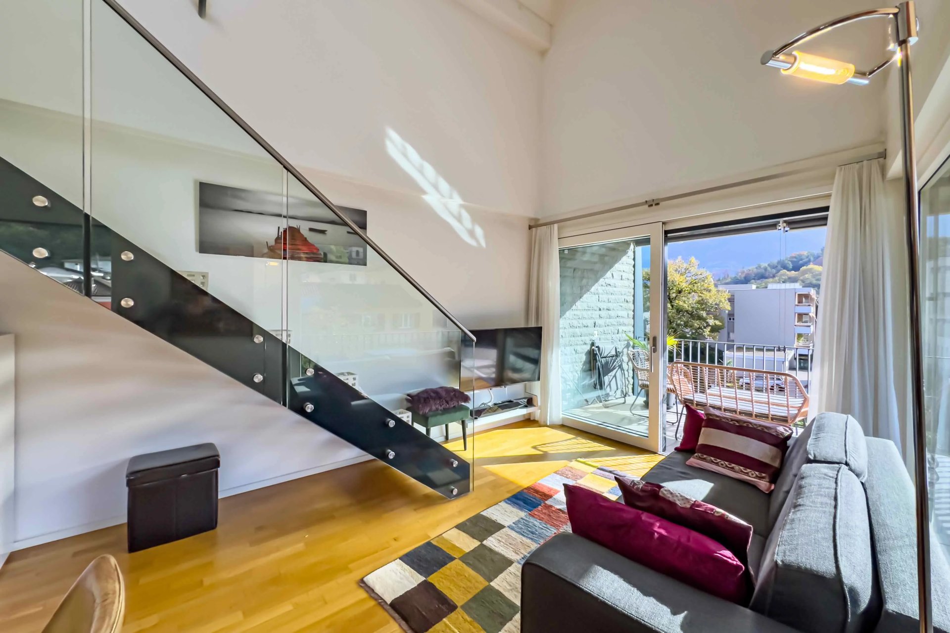 Wohnzimmer mit Balkon und Treppe