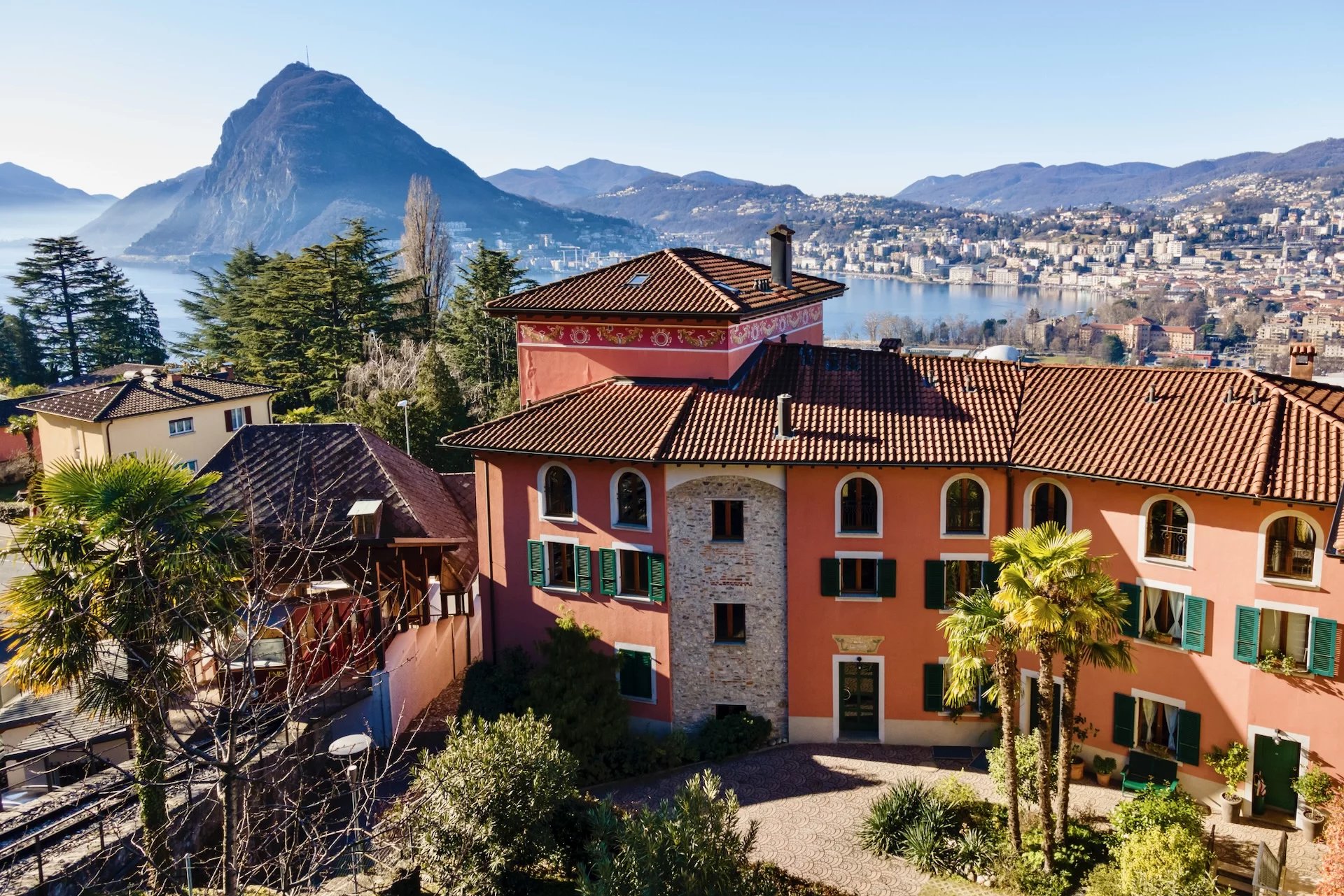 Mediterrane Villa mit Seeblick