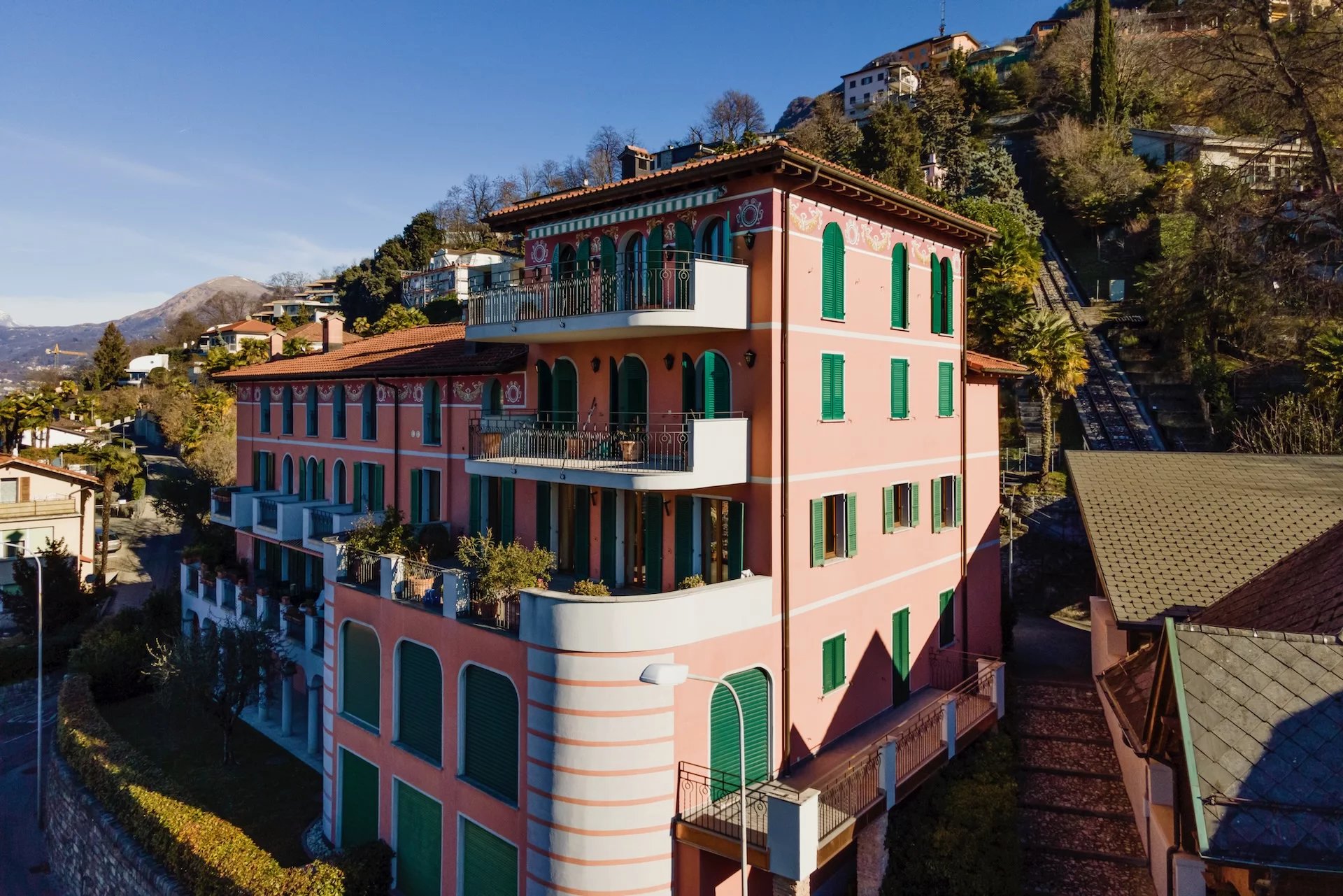 Pastellfarbene Villa in Hanglage