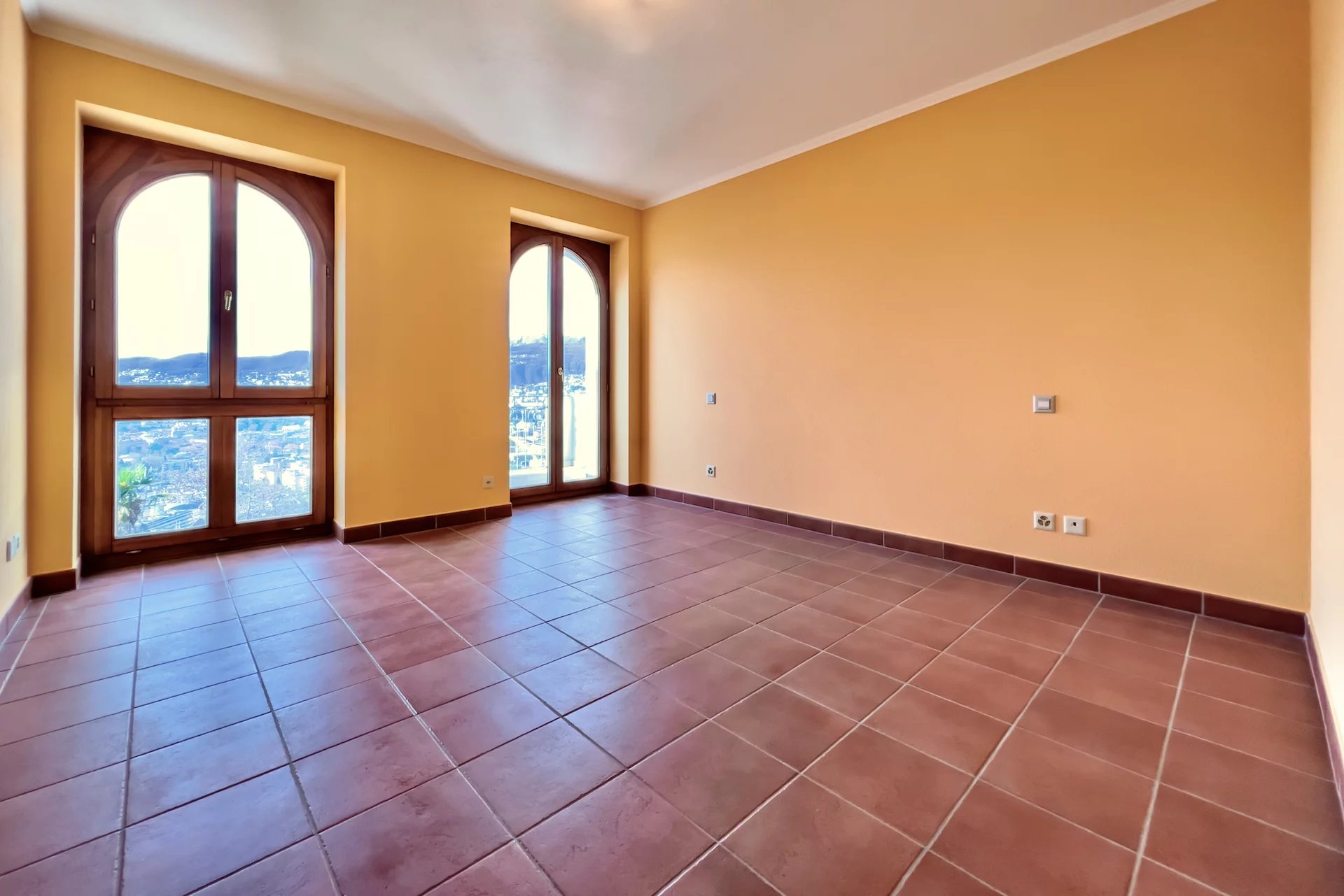Leeres Zimmer mit Rundbogenfenstern