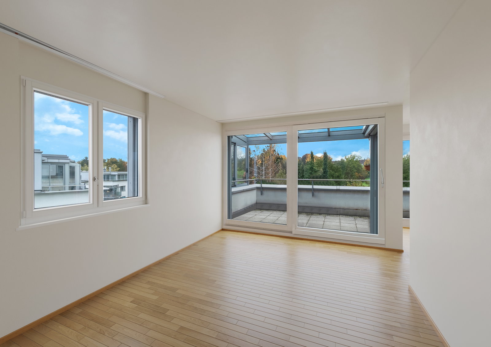 Heller leerer Wohnraum mit Balkon
