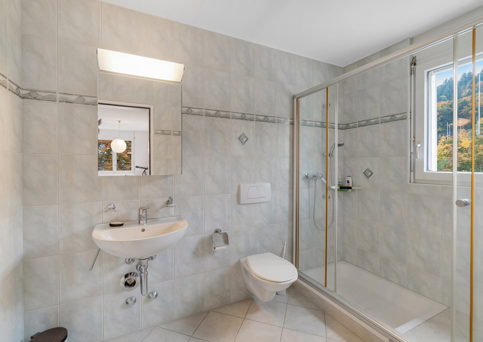 Helles Badezimmer mit Dusche und WC