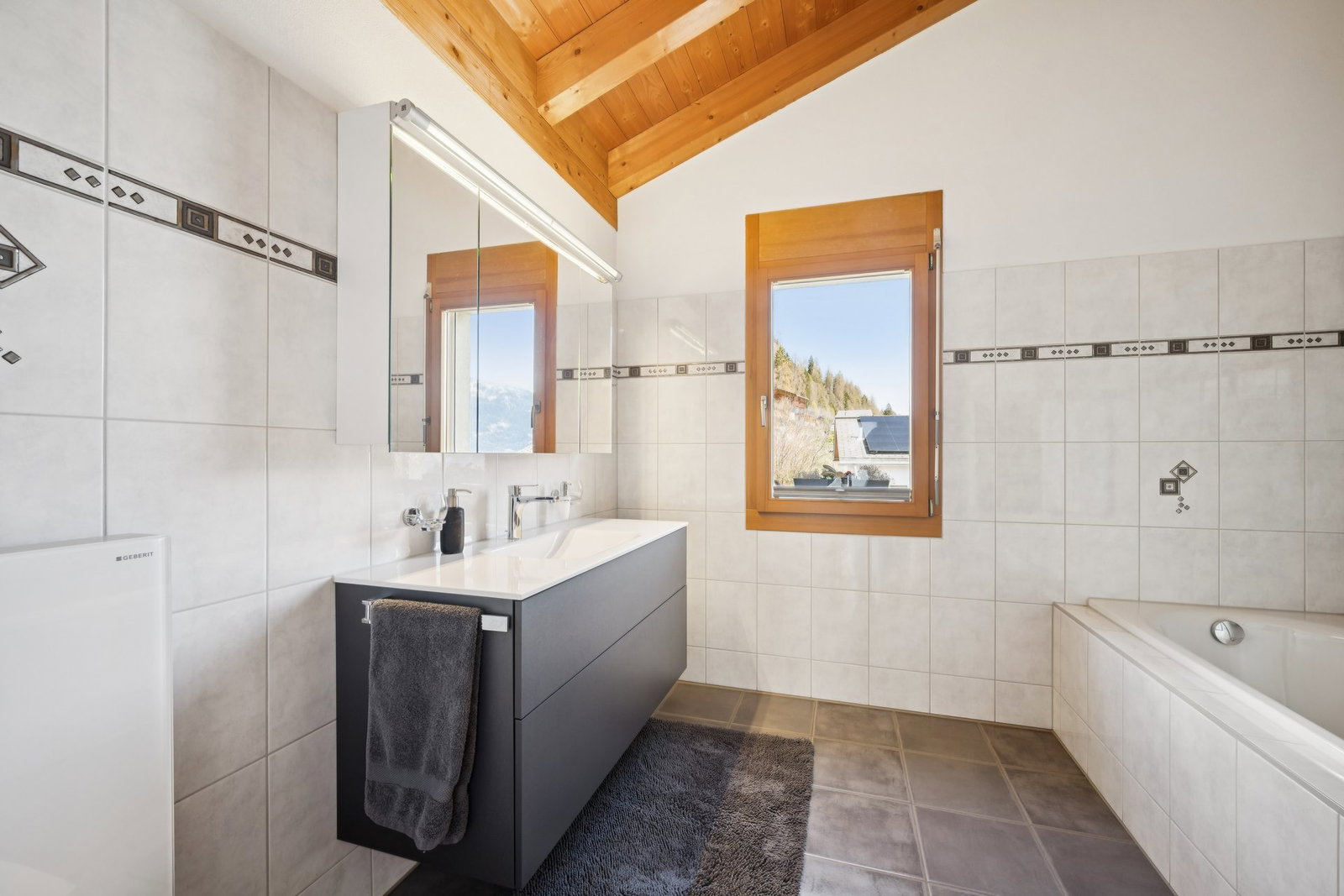 Helles Badezimmer mit Holzdecke