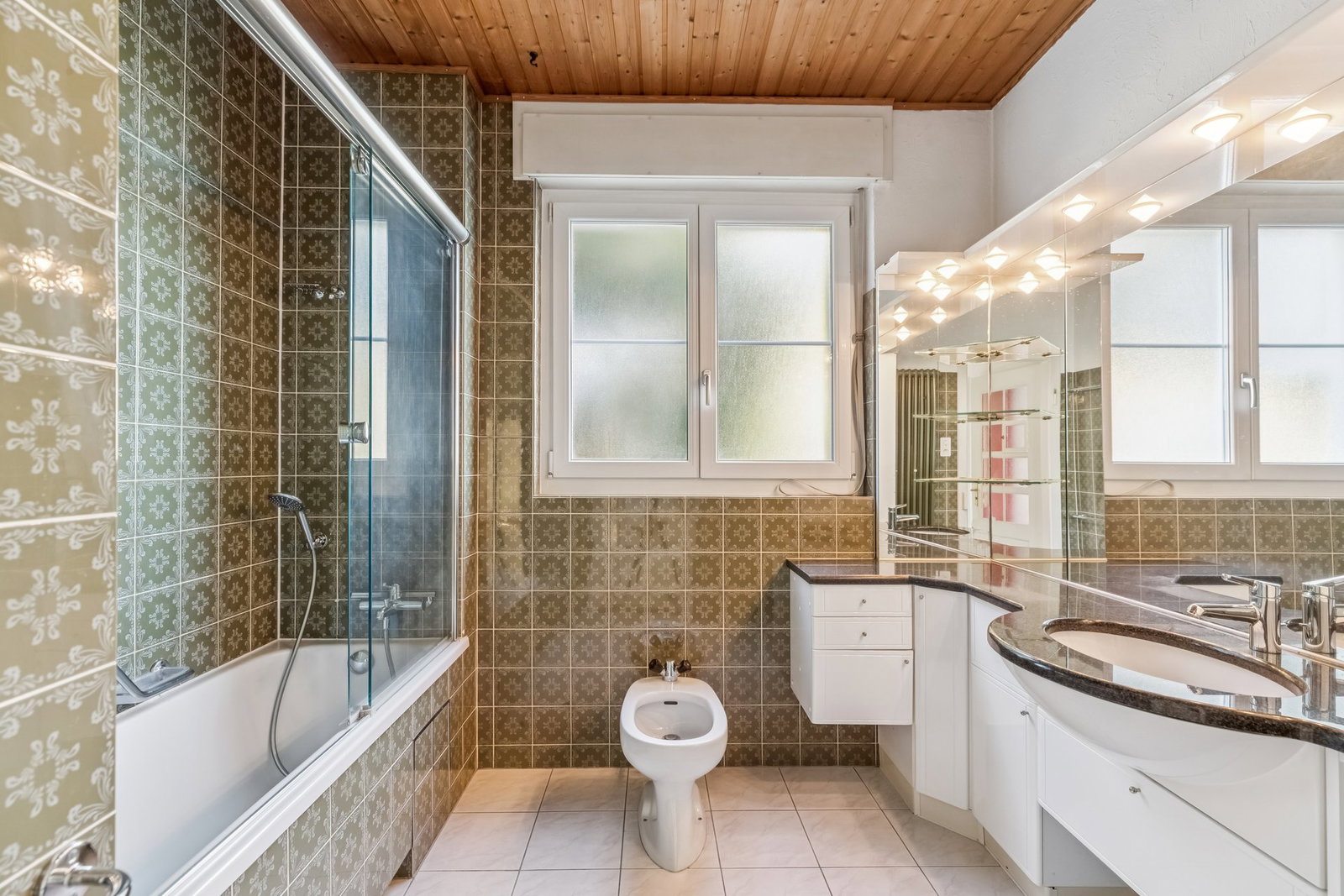Badezimmer mit Badewanne, WC und Waschtisch