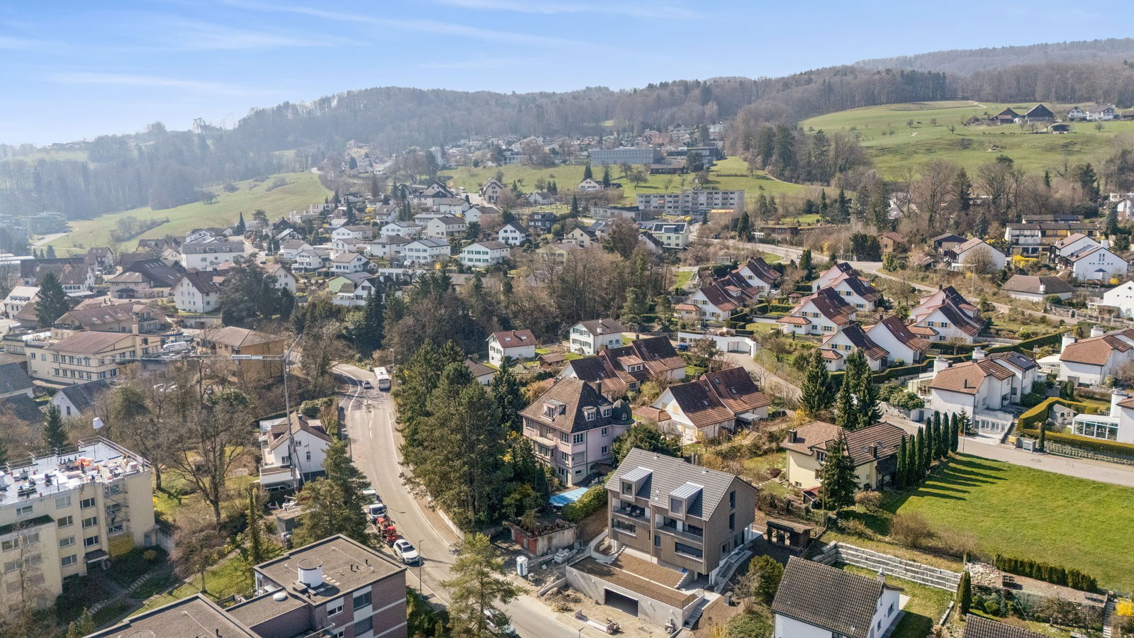Luftaufnahme eines Wohngebiets in Hügellage