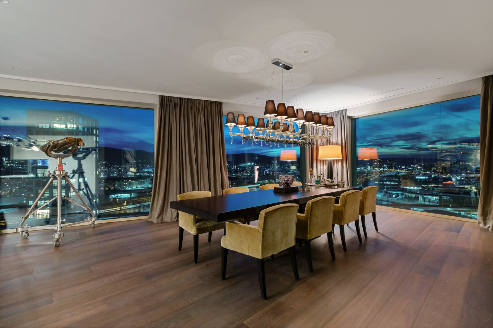Luxuriöses Esszimmer mit Panoramablick