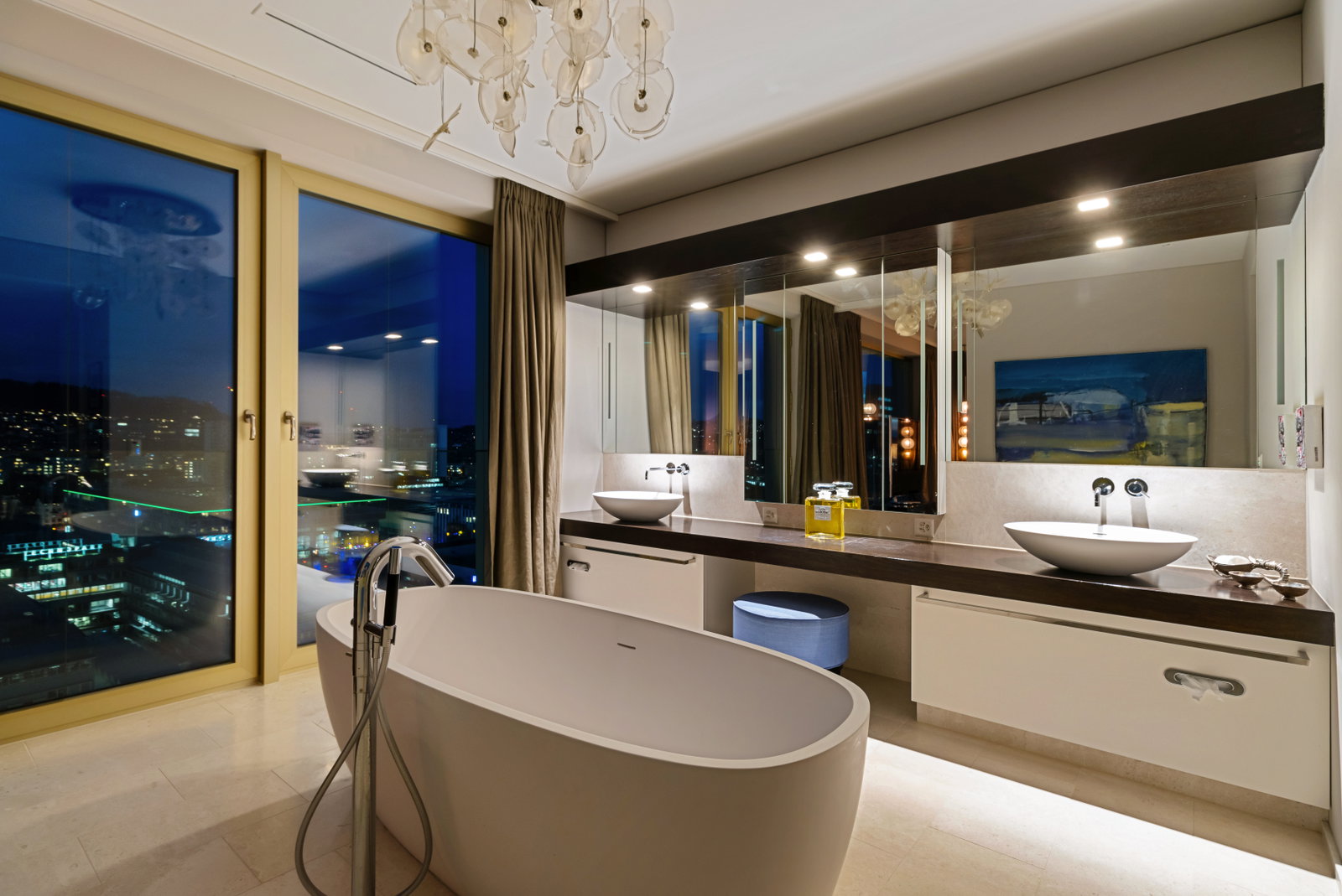 Luxuriöses Badezimmer mit Stadtblick bei Nacht