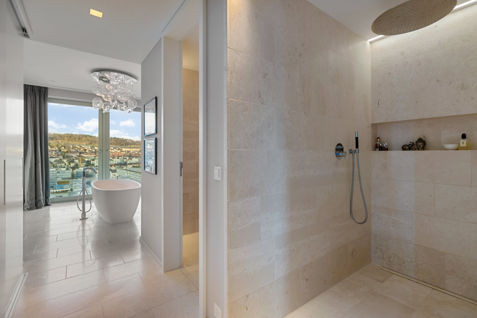 Luxuriöses Badezimmer mit Naturstein und Badewanne
