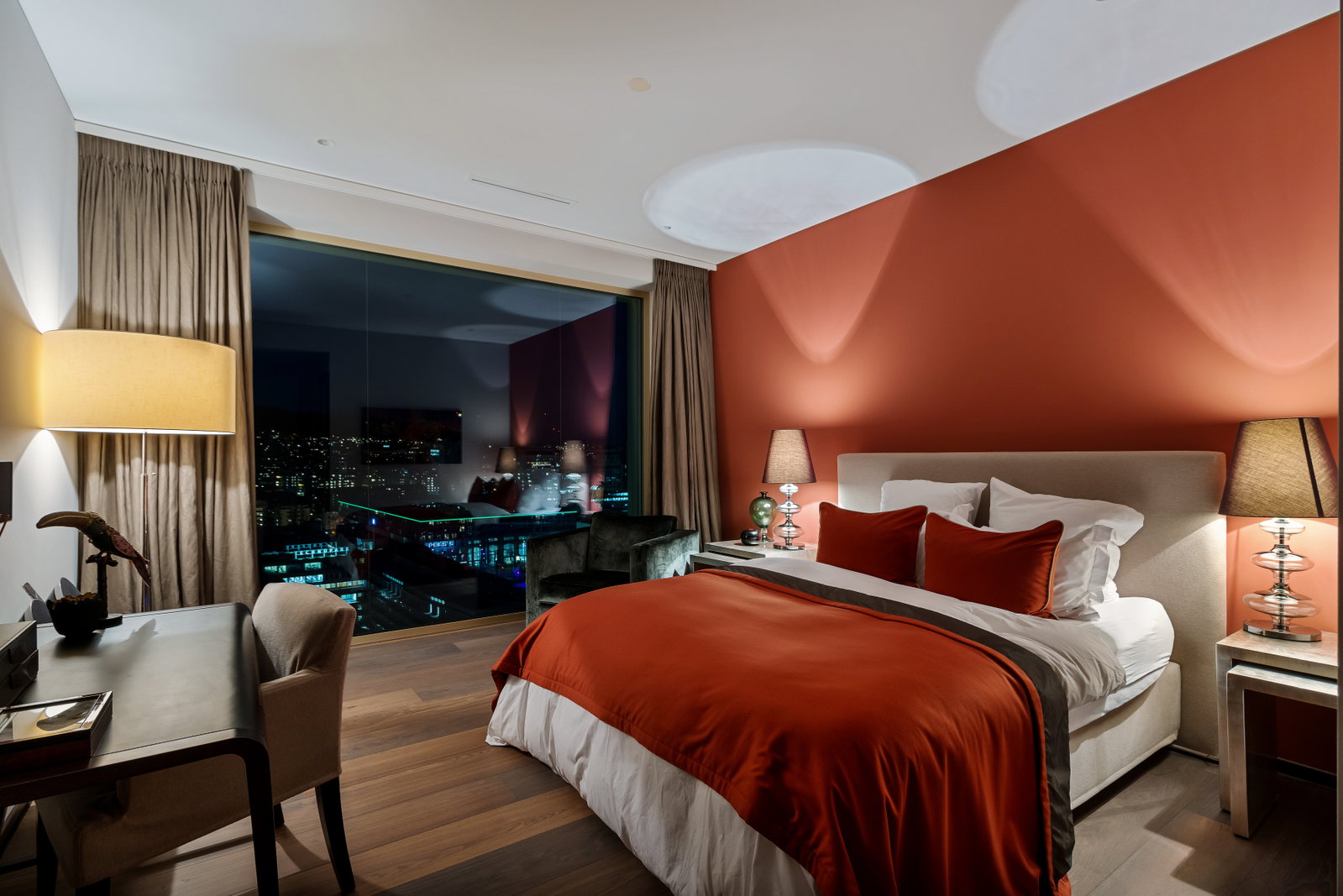 Luxuriöses Schlafzimmer mit Stadtblick bei Nacht