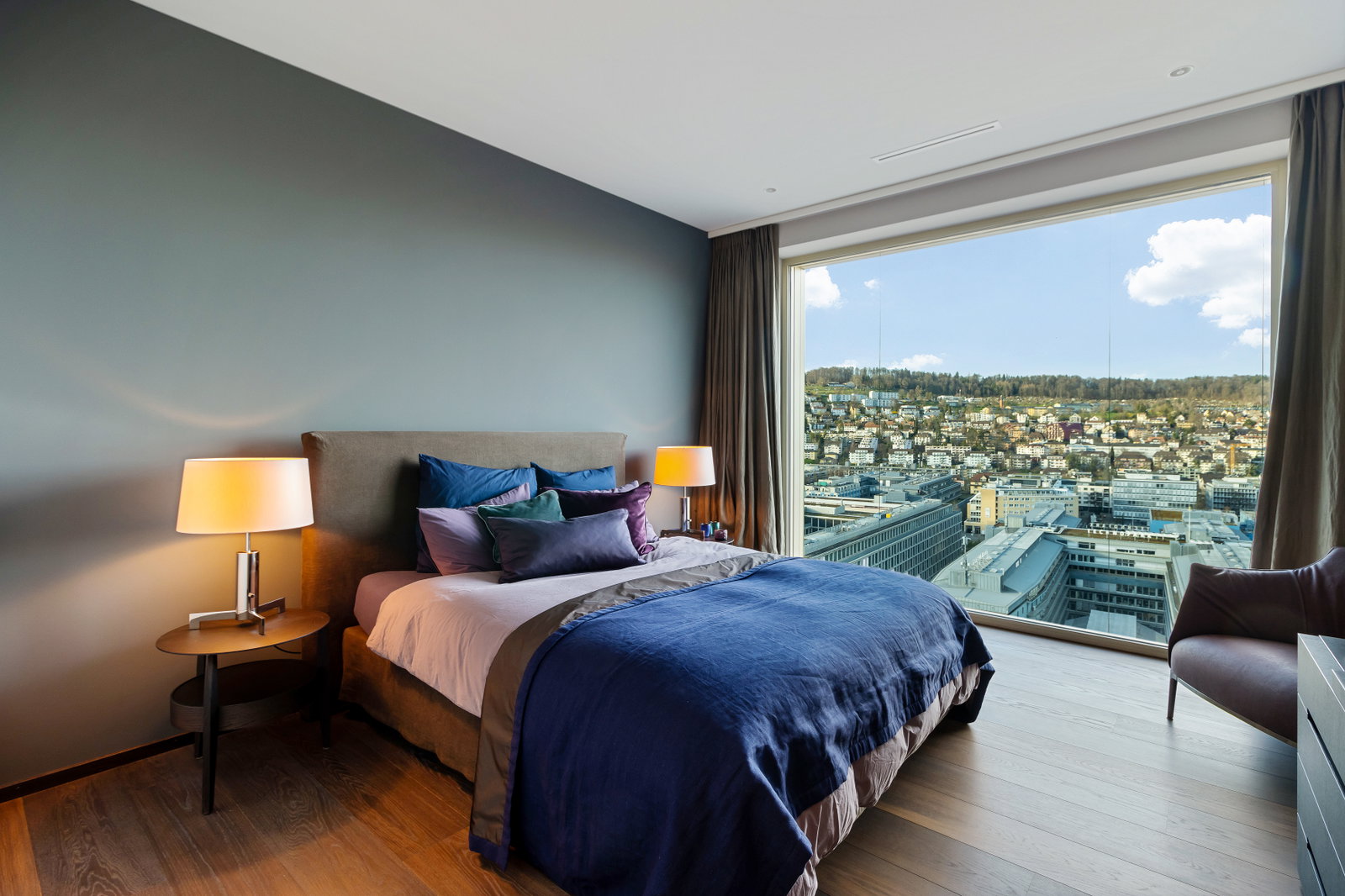 Modernes Schlafzimmer mit Panoramafenster