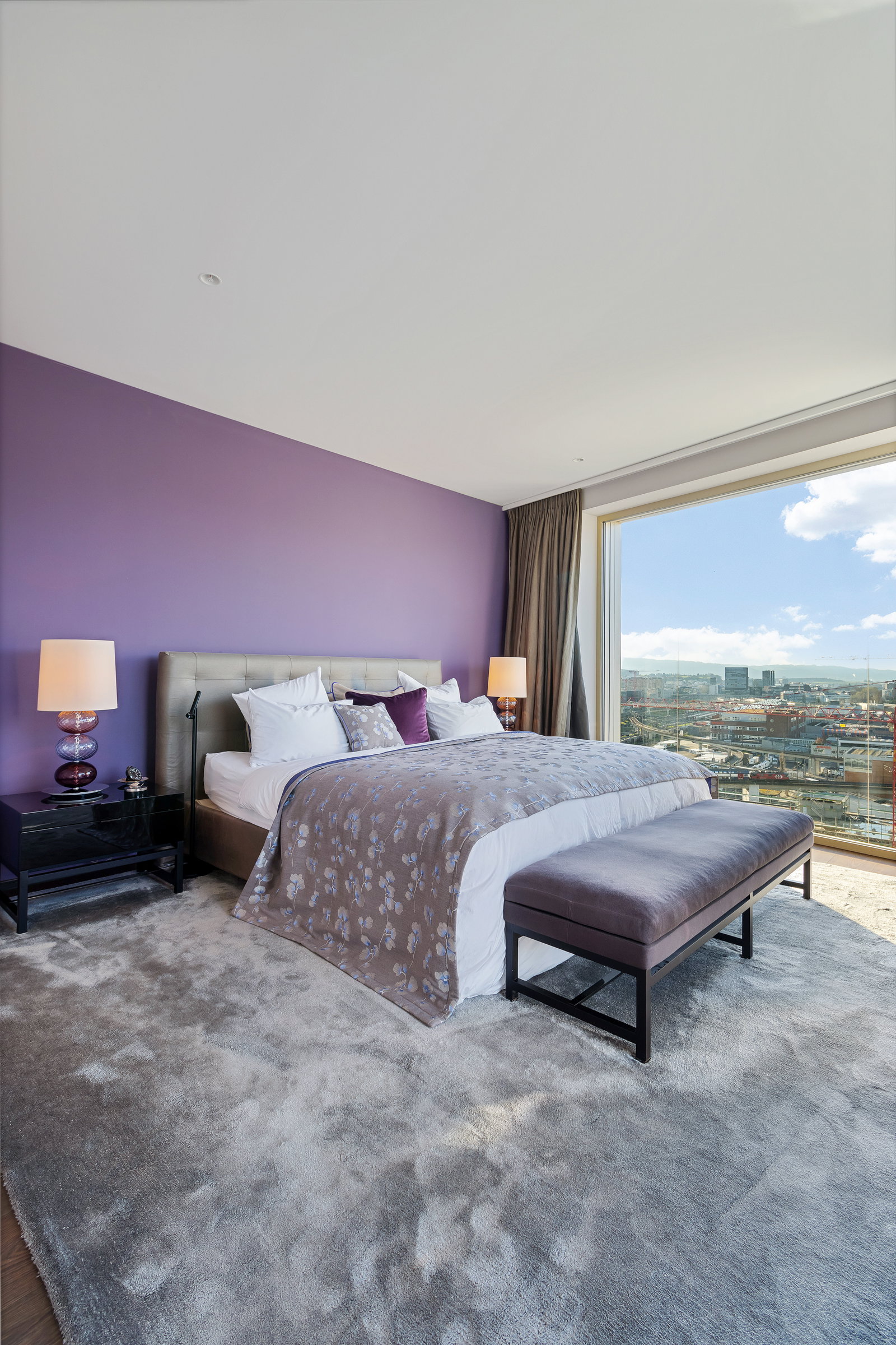 Schlafzimmer mit Stadtblick