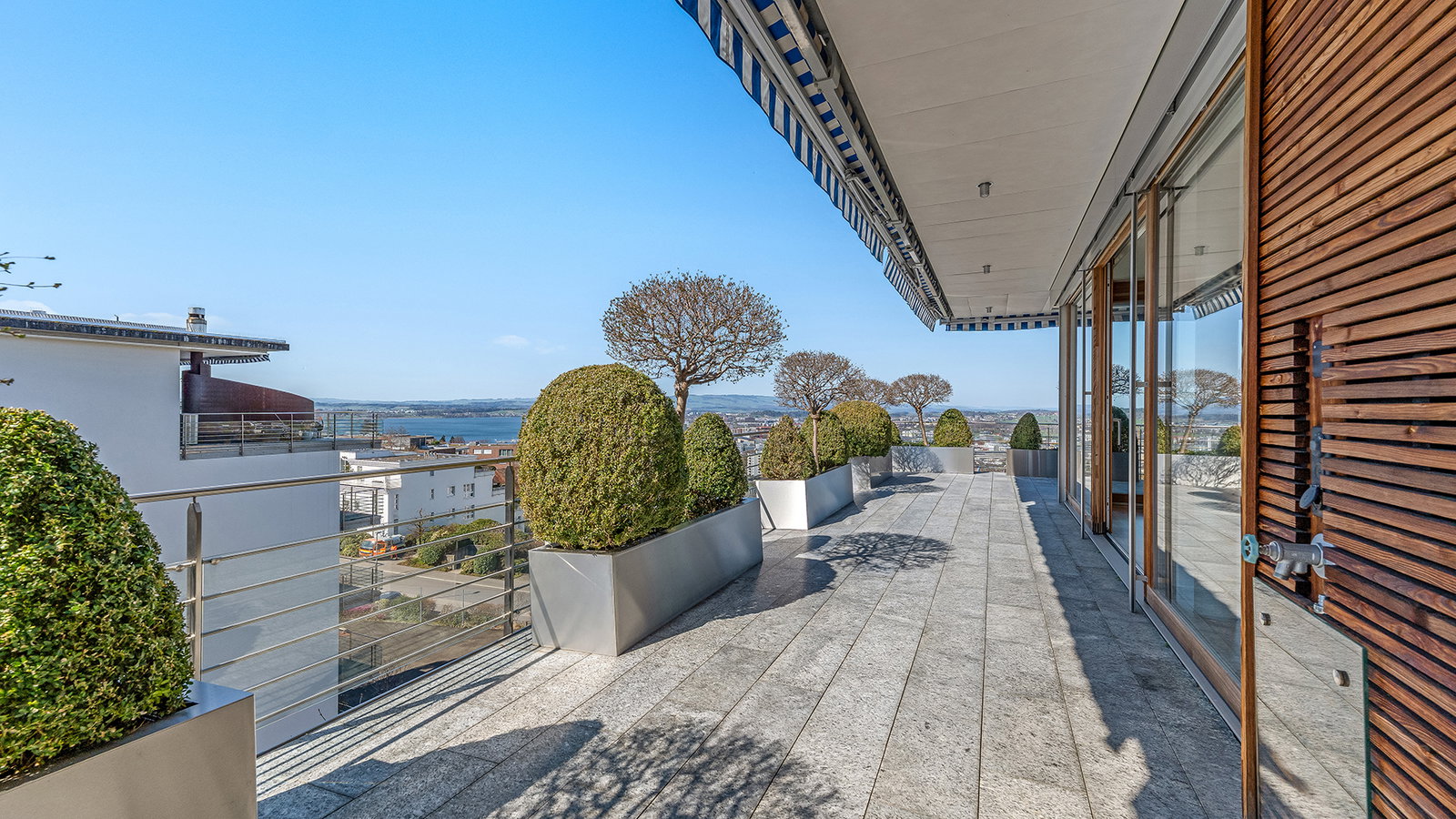 Große Dachterrasse mit Weitblick