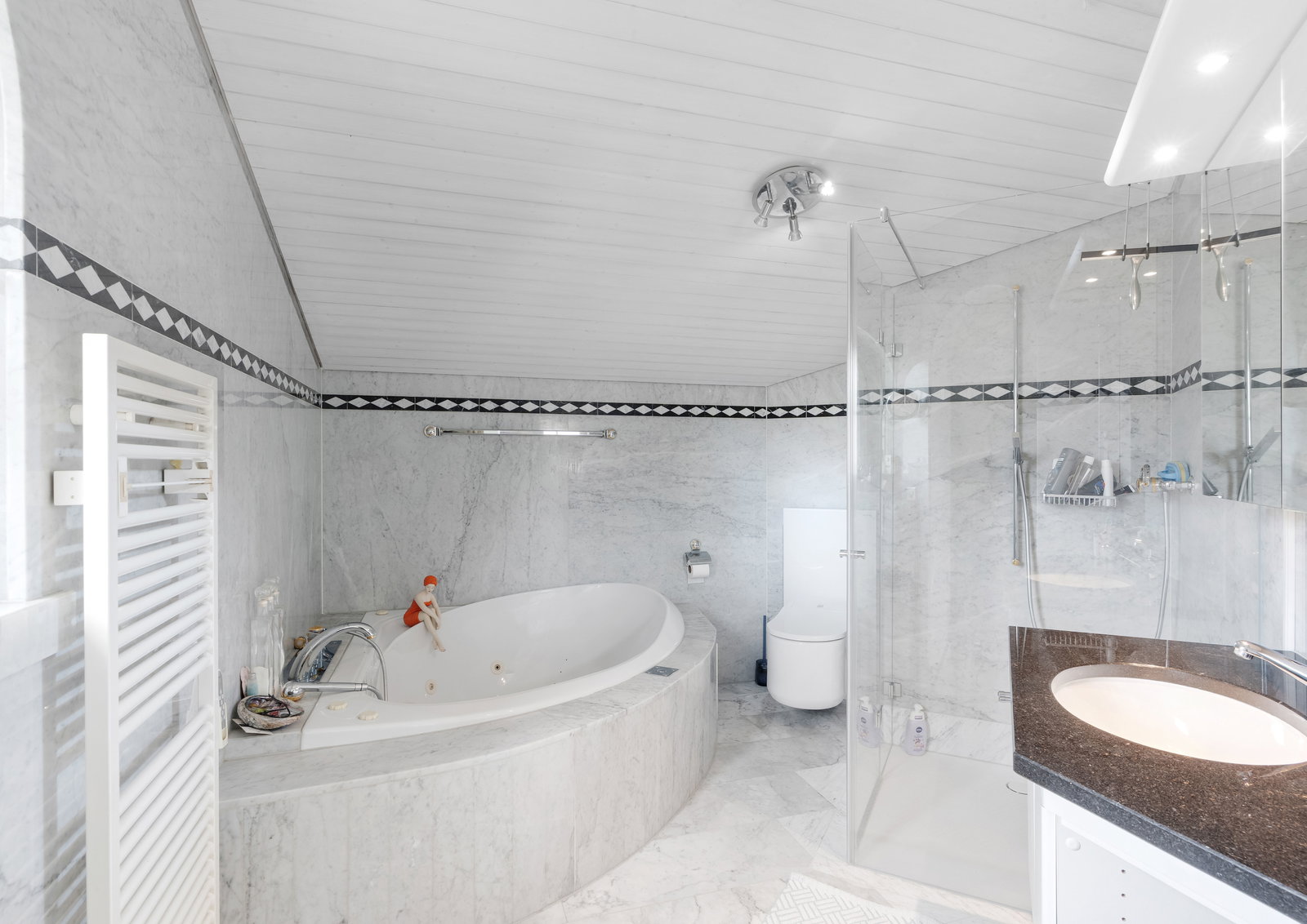 Helles Bad mit Wanne, Dusche und Waschtisch