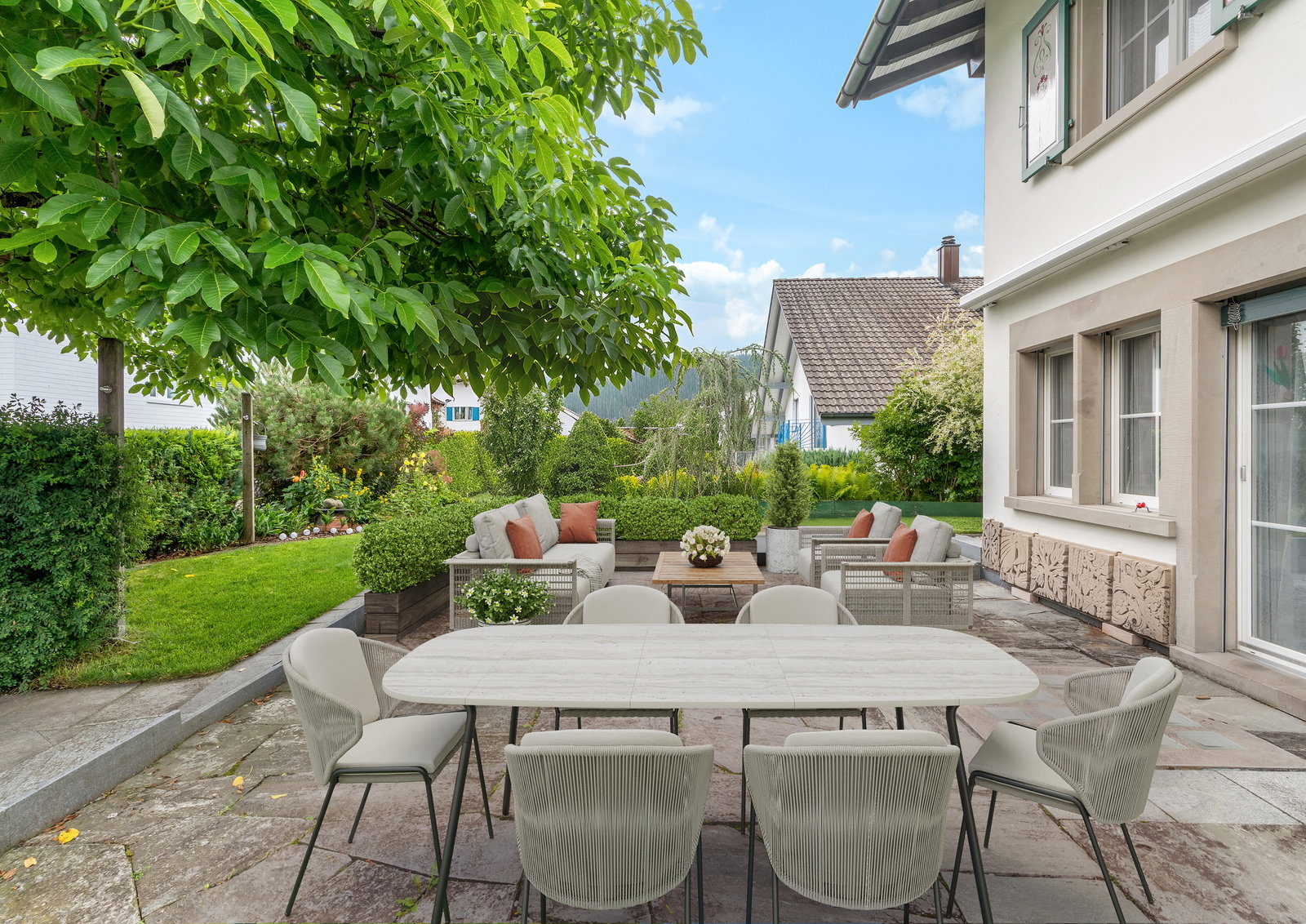 Gepflegte Terrasse mit Gartenmöbeln