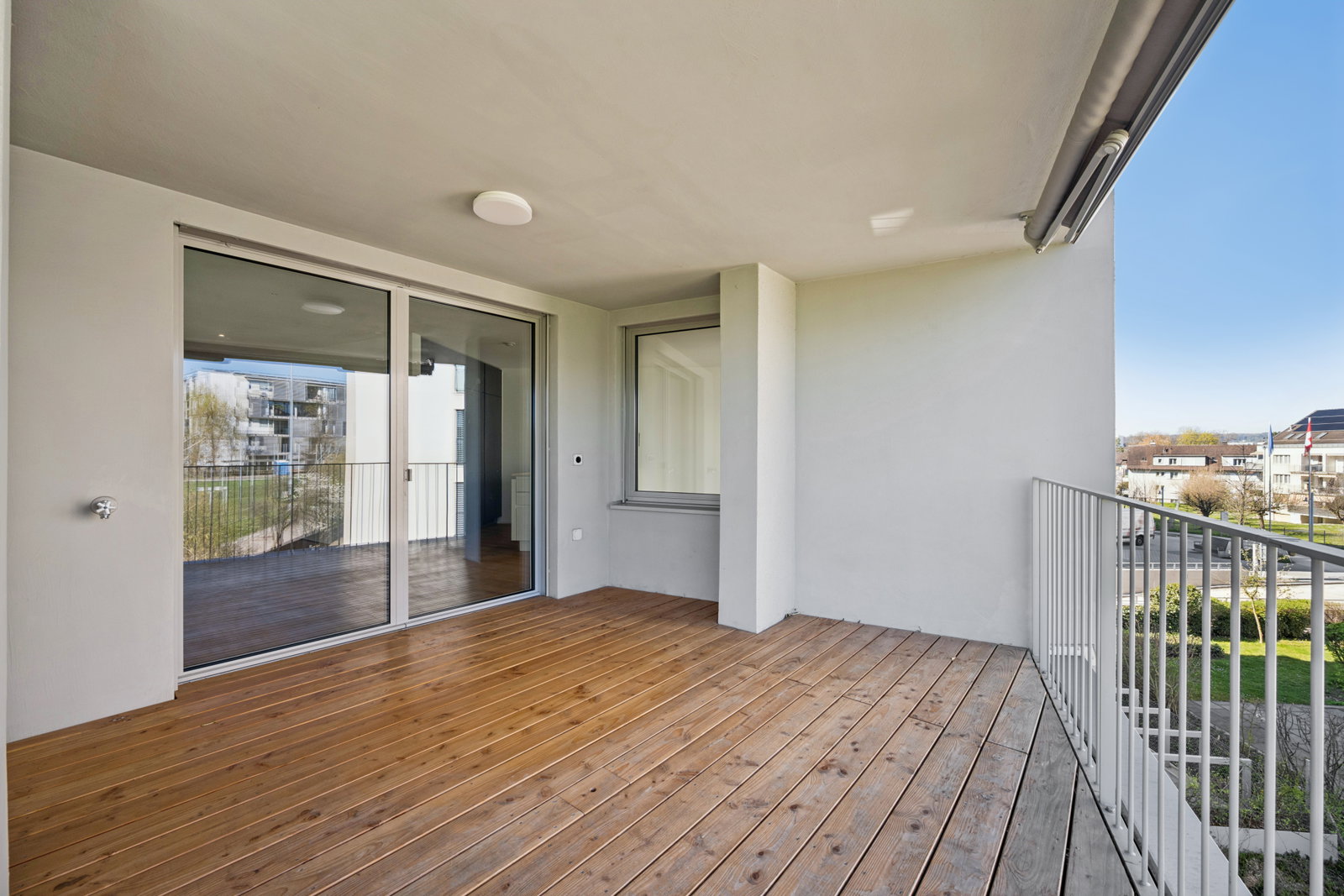 Überdachter Balkon mit Holzbelag