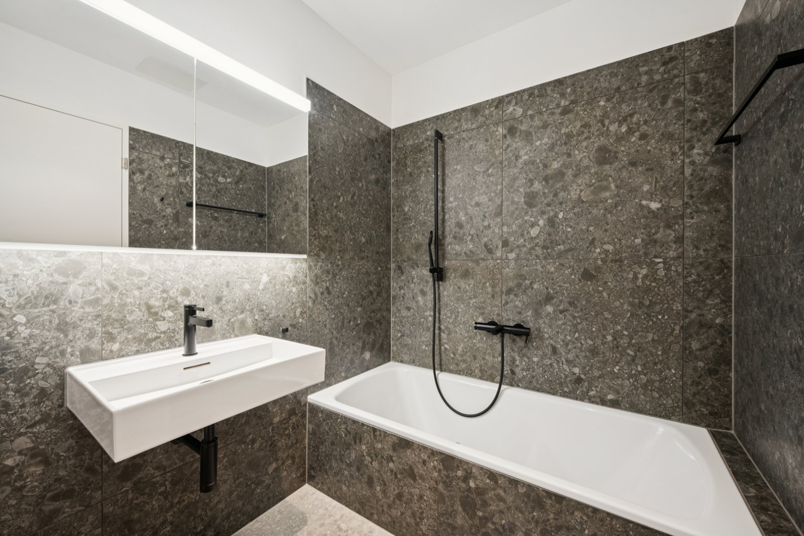 Modernes Bad mit Badewanne und Waschtisch