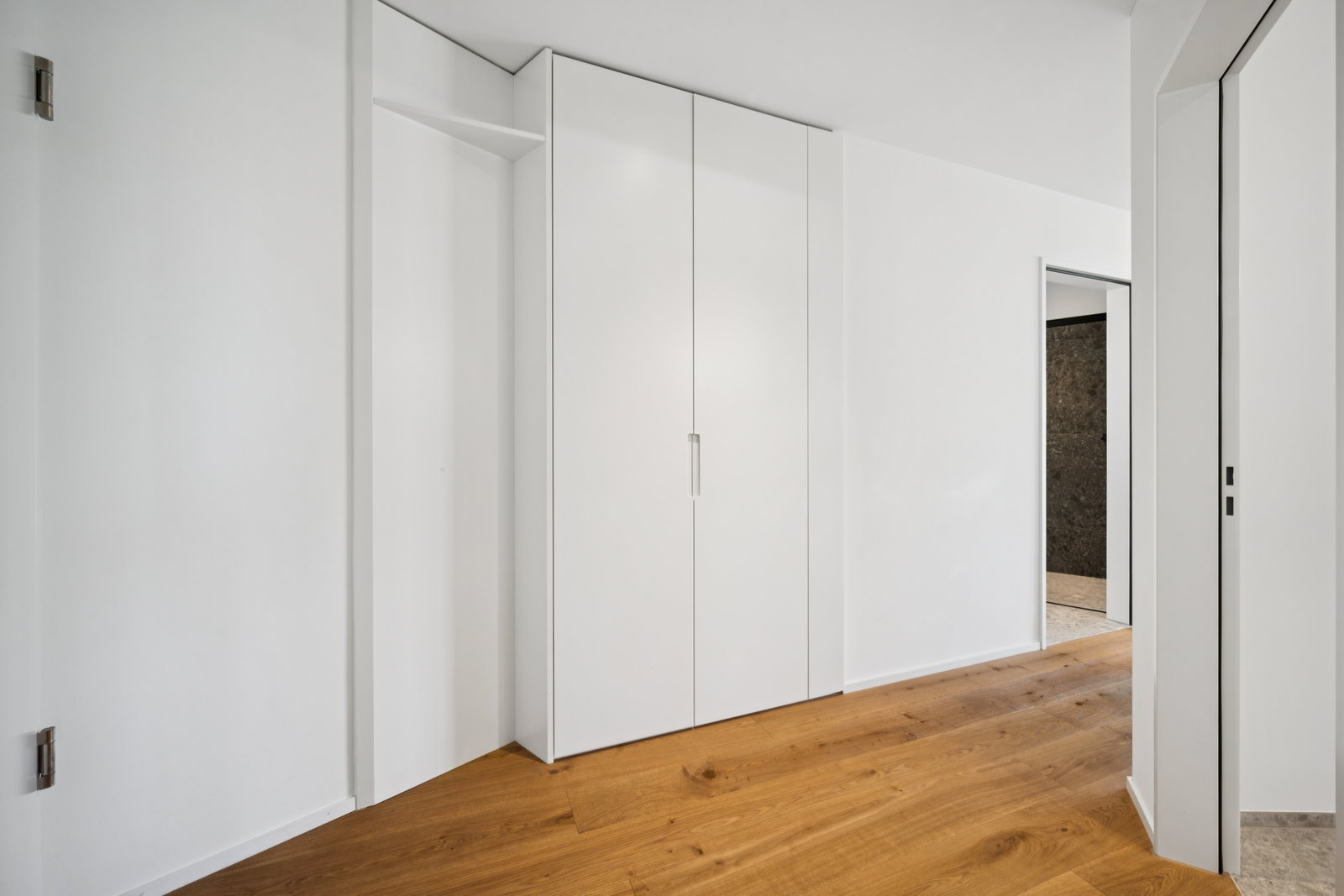 Heller Flur mit Einbauschrank