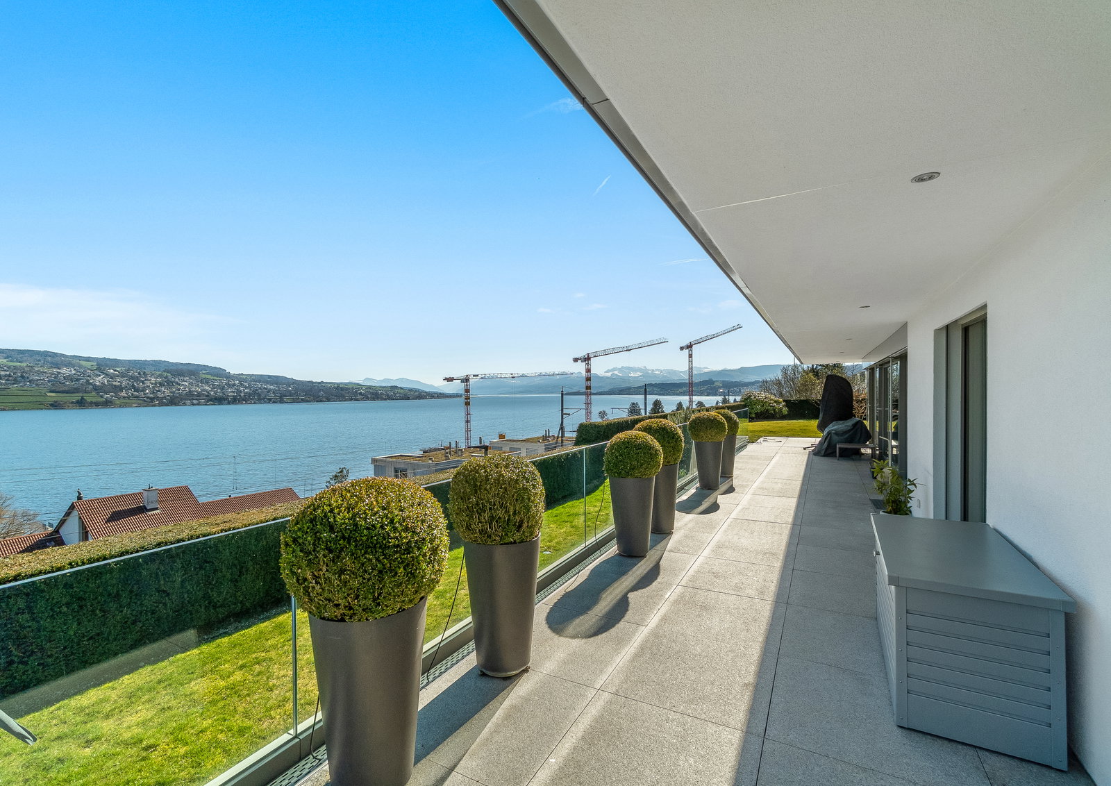 Seeblick von einer modernen Terrasse