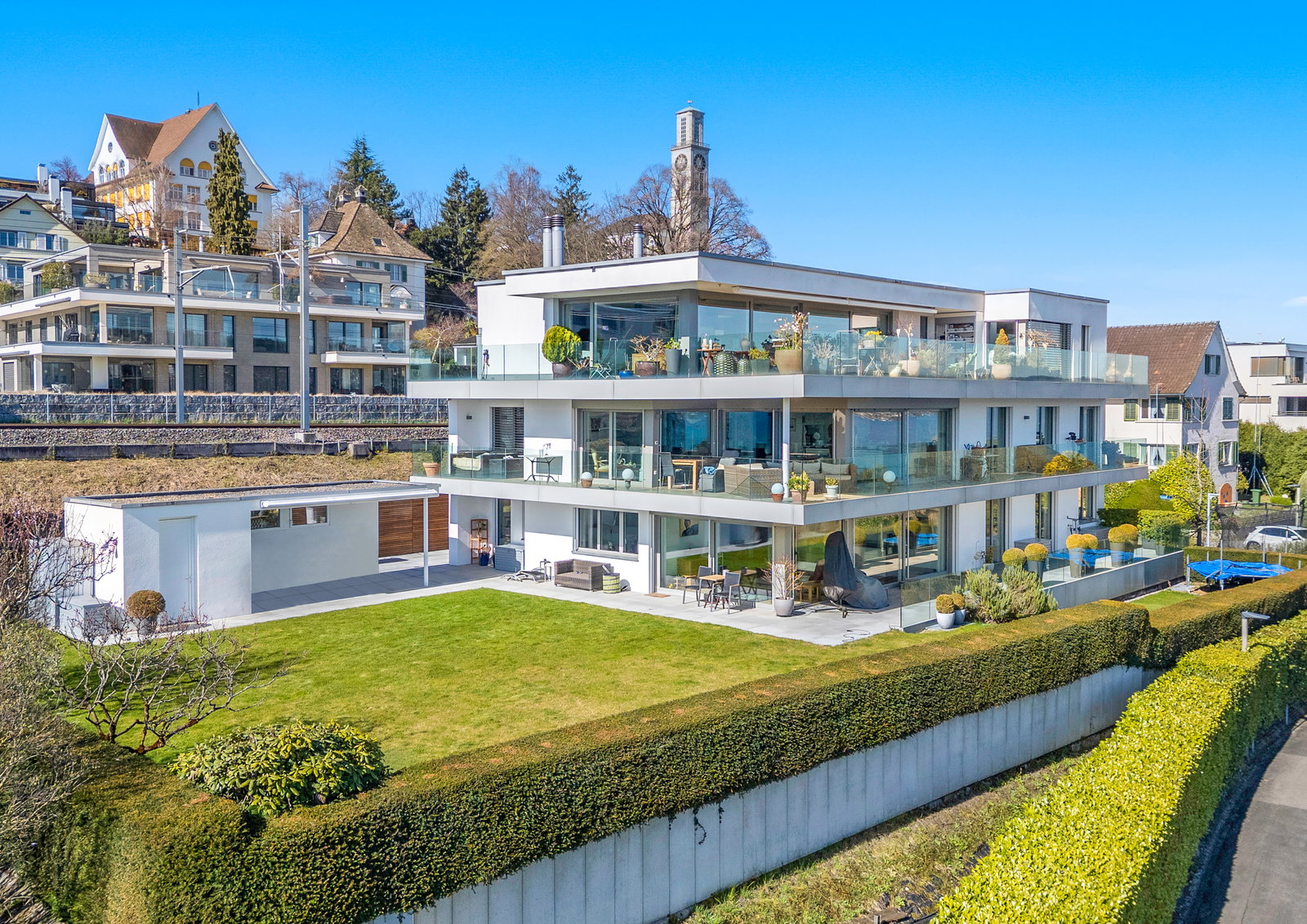 Moderne Villenanlage mit großzügigem Garten