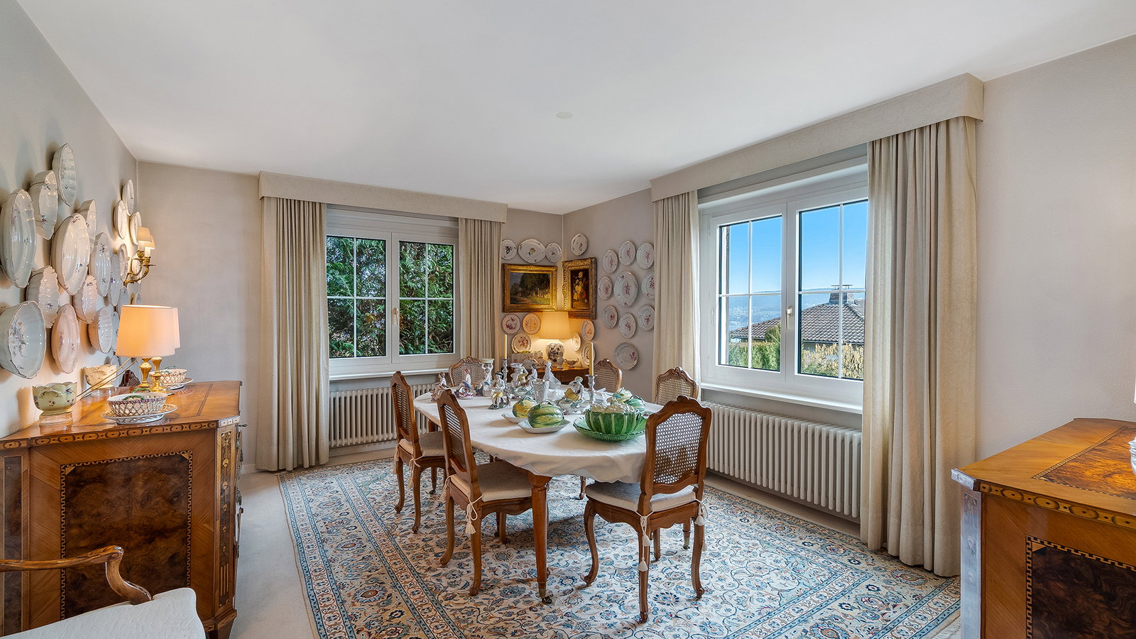 Klassisches Esszimmer mit Ausblick