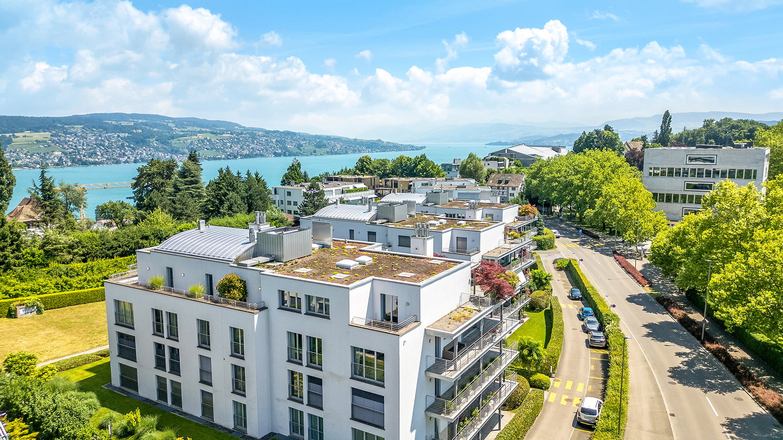 Luftaufnahme eines modernen Wohngebäudes am See