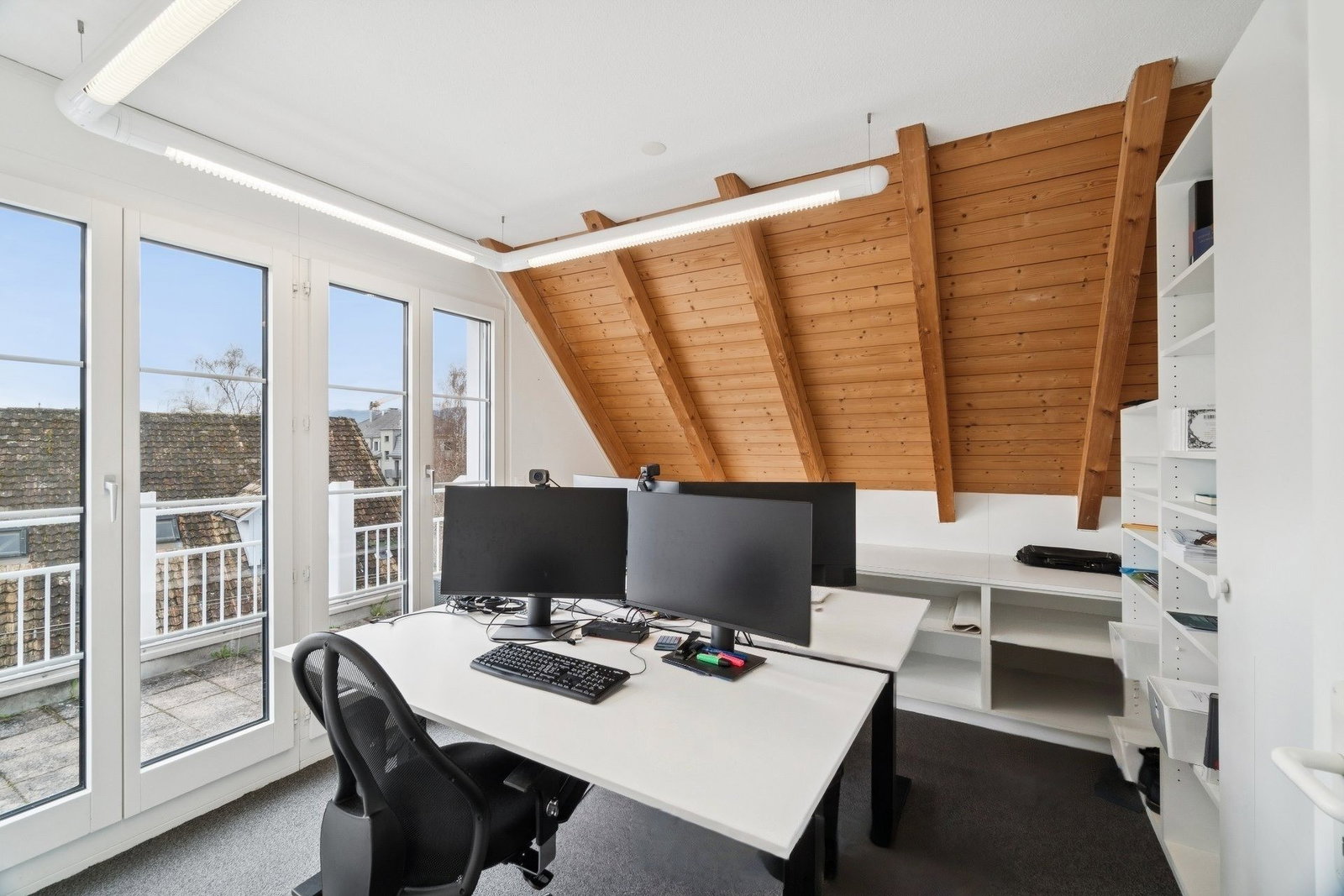 Arbeitszimmer im Dachgeschoss mit Balkonzugang