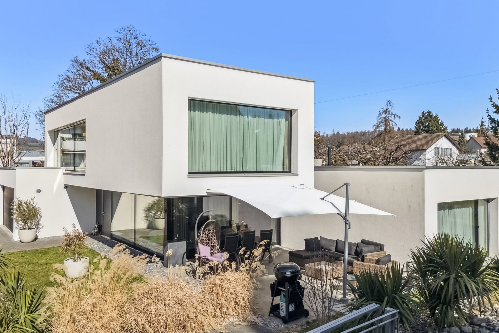 Modernes Einfamilienhaus mit Terrasse und Garten