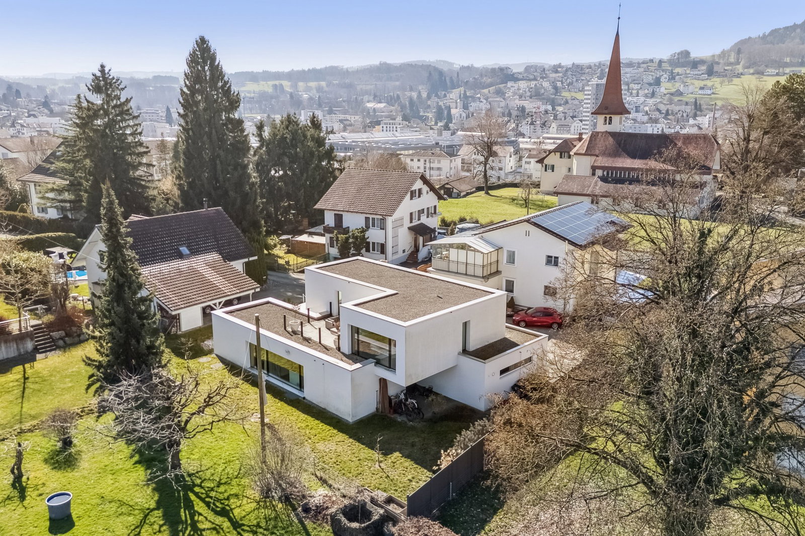 Moderner Villenblick mit Hanglage und Stadtaussicht