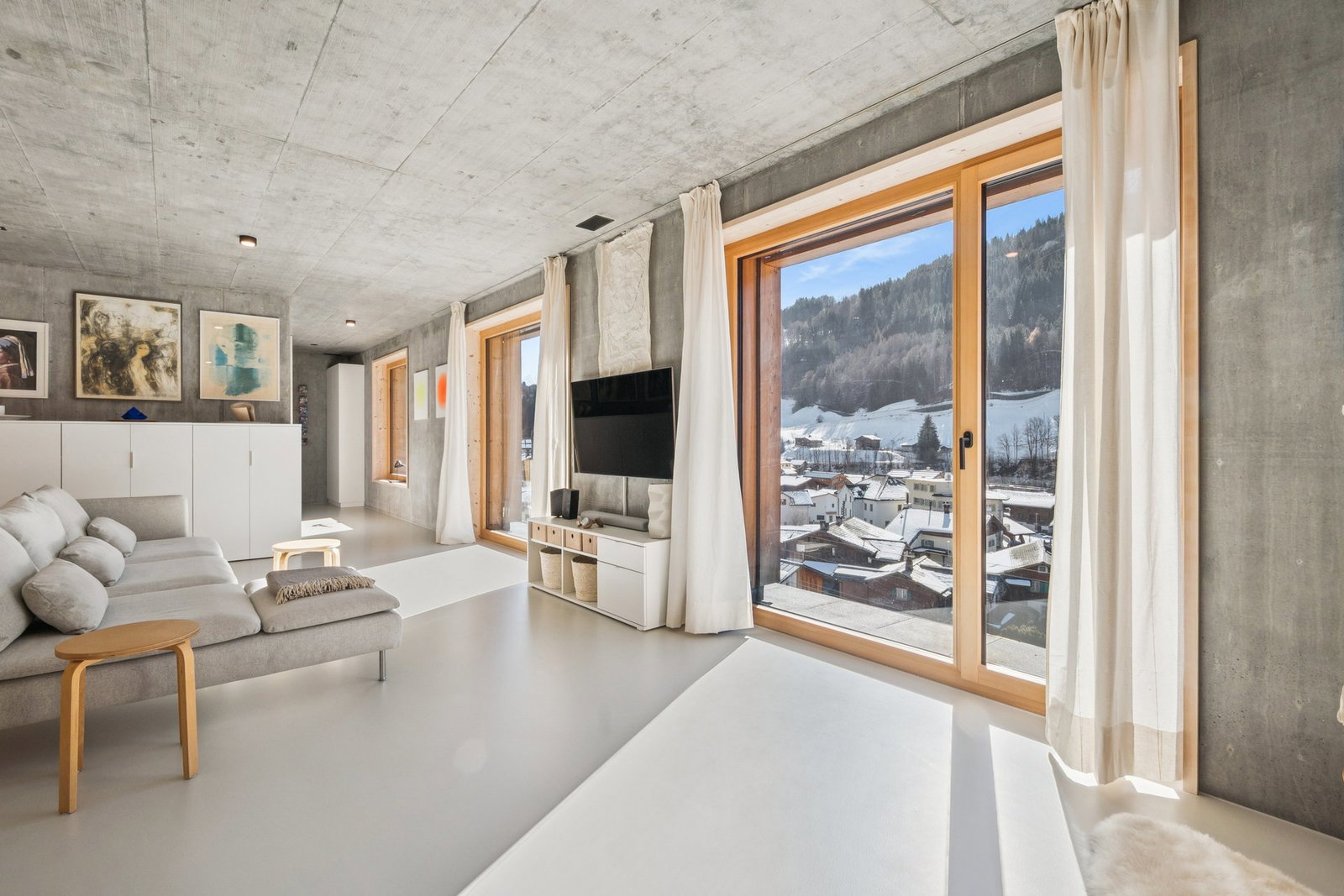 Modernes Wohnzimmer mit Bergblick