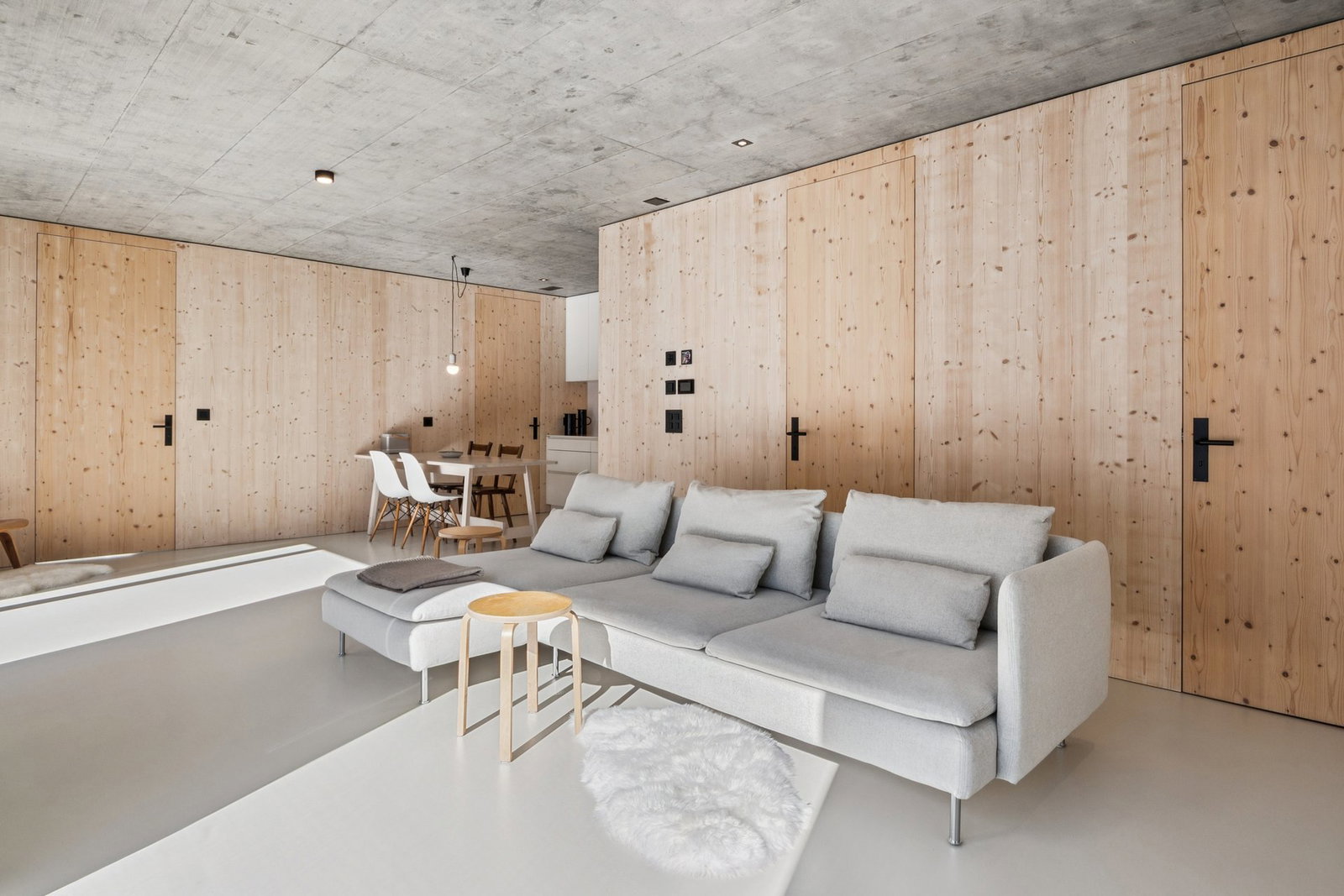 Minimalistischer Wohnraum mit Holzverkleidung