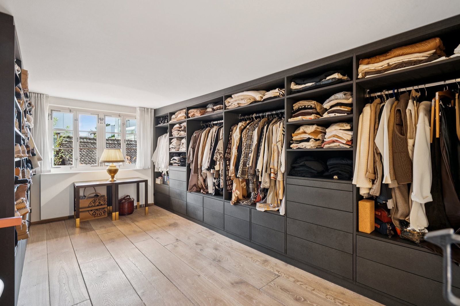 Begehbarer Kleiderschrank mit Blick nach draußen