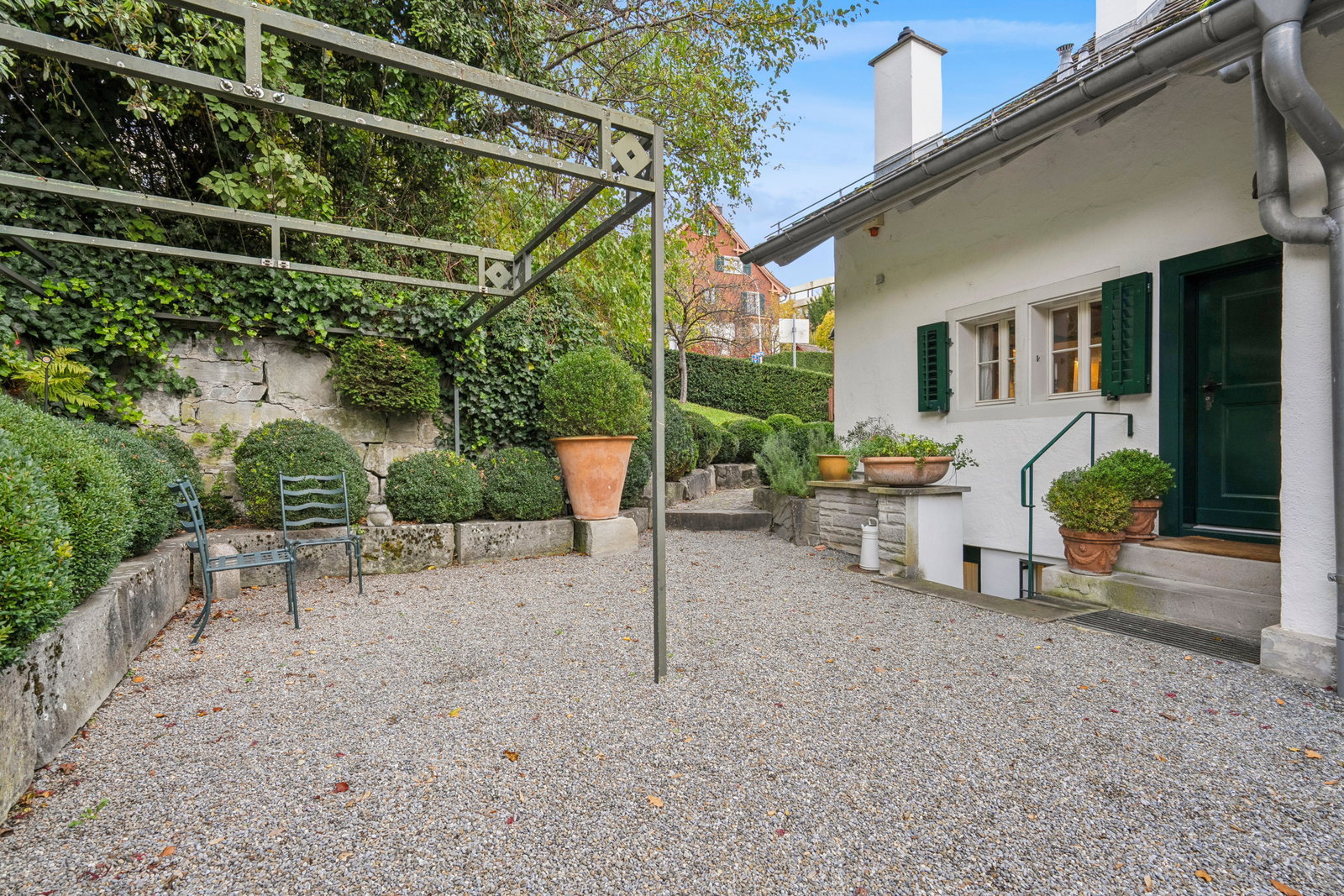 Gemütlicher Gartenhof mit Hauszugang