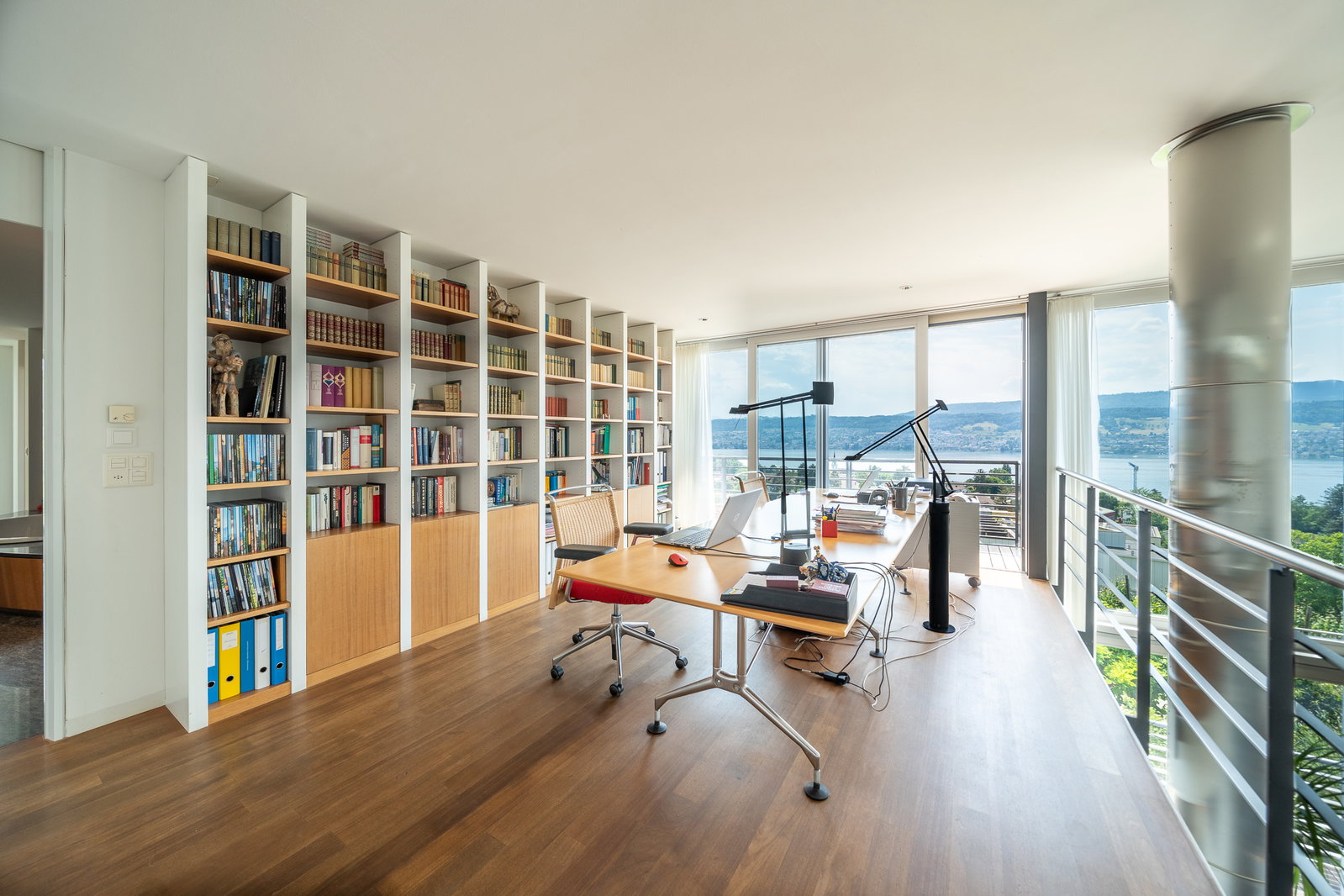 Helles Arbeitszimmer mit Seeblick