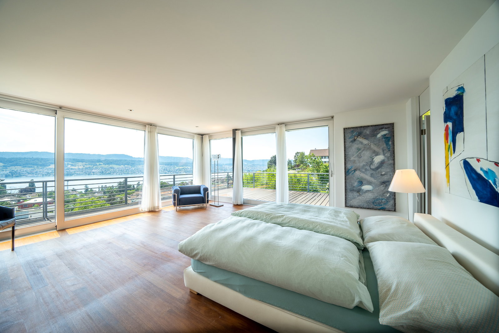Lichtes Schlafzimmer mit Panoramablick und Terrasse