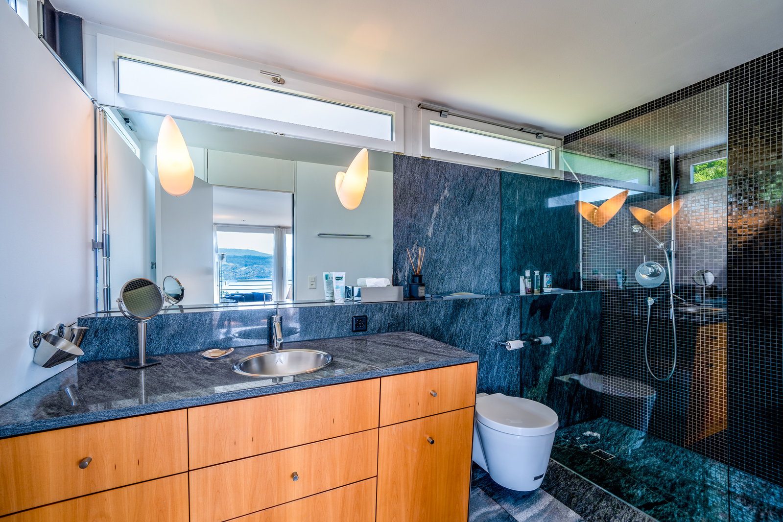 Modernes Badezimmer mit großer Glasdusche
