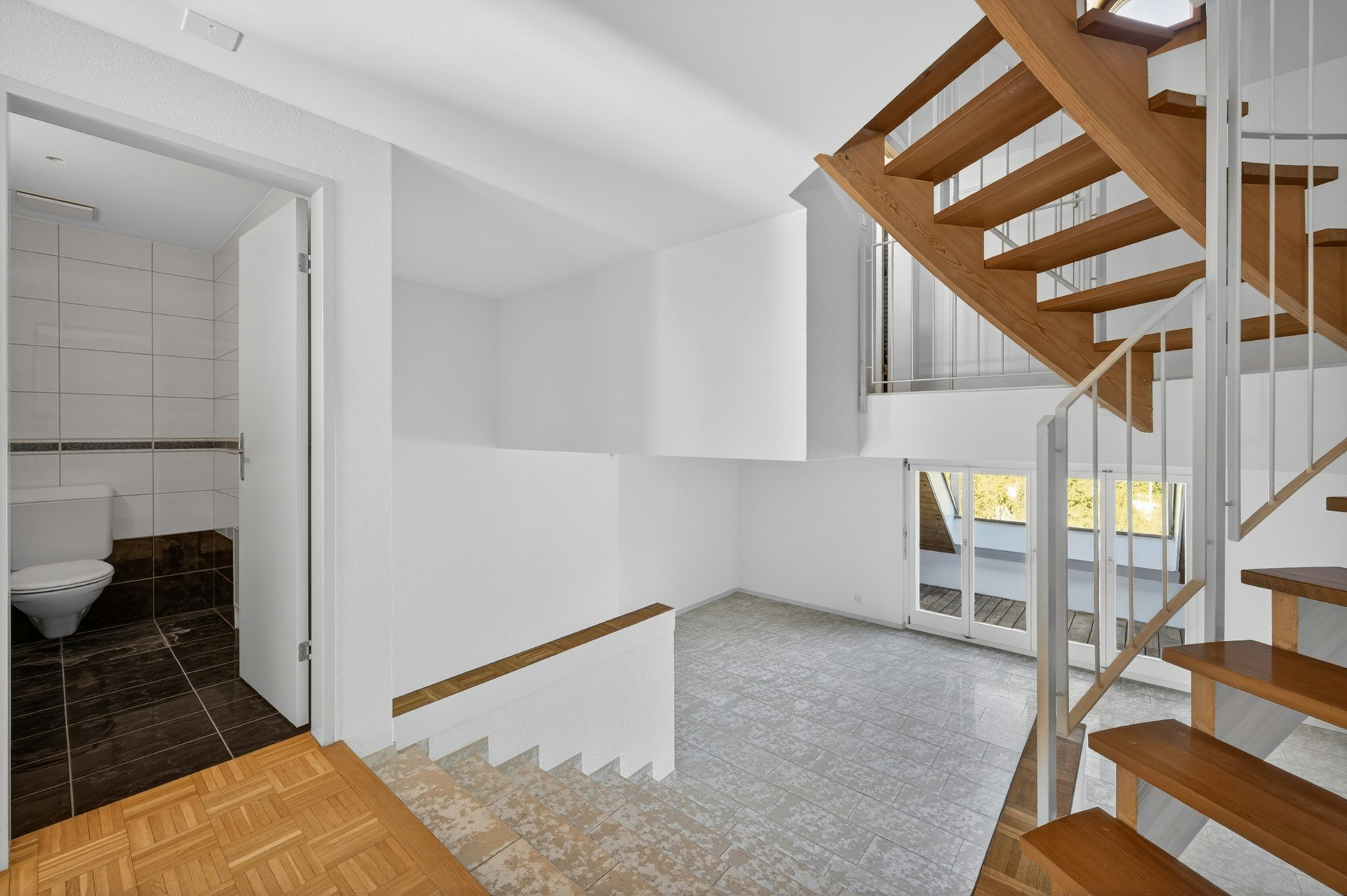 Innenansicht mit Treppe und Badzugang