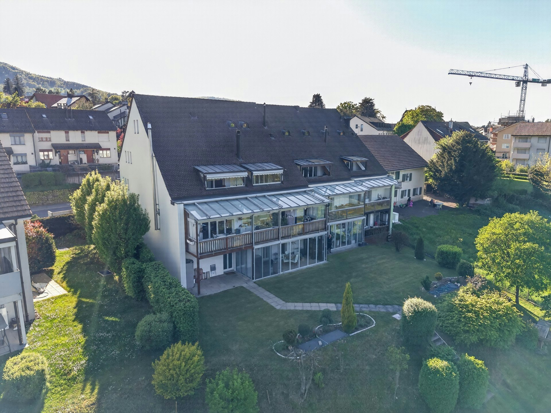 Wohnhaus mit großem Garten und Blick auf die Nachbarschaft