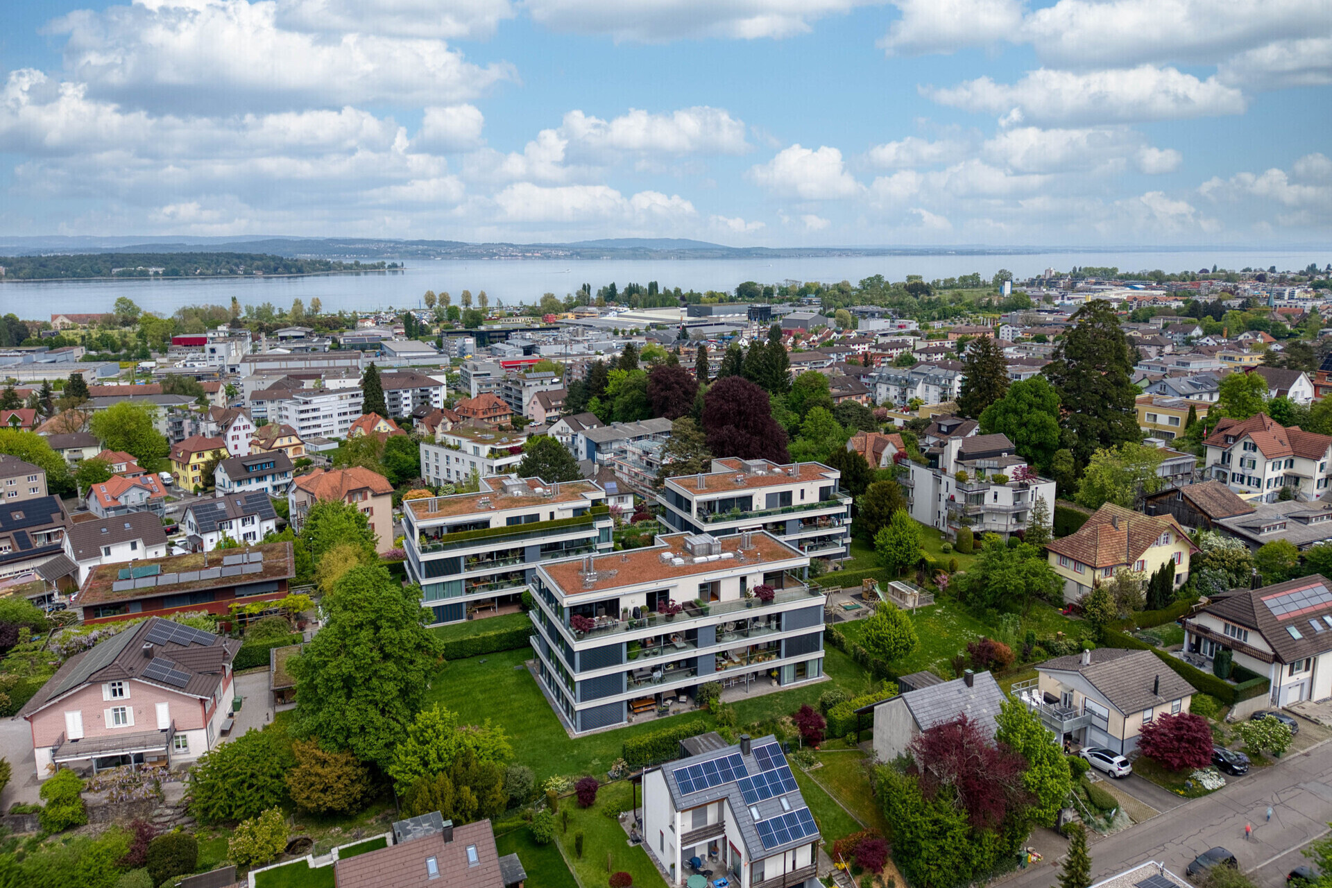 Luftaufnahme eines Wohnviertels am See