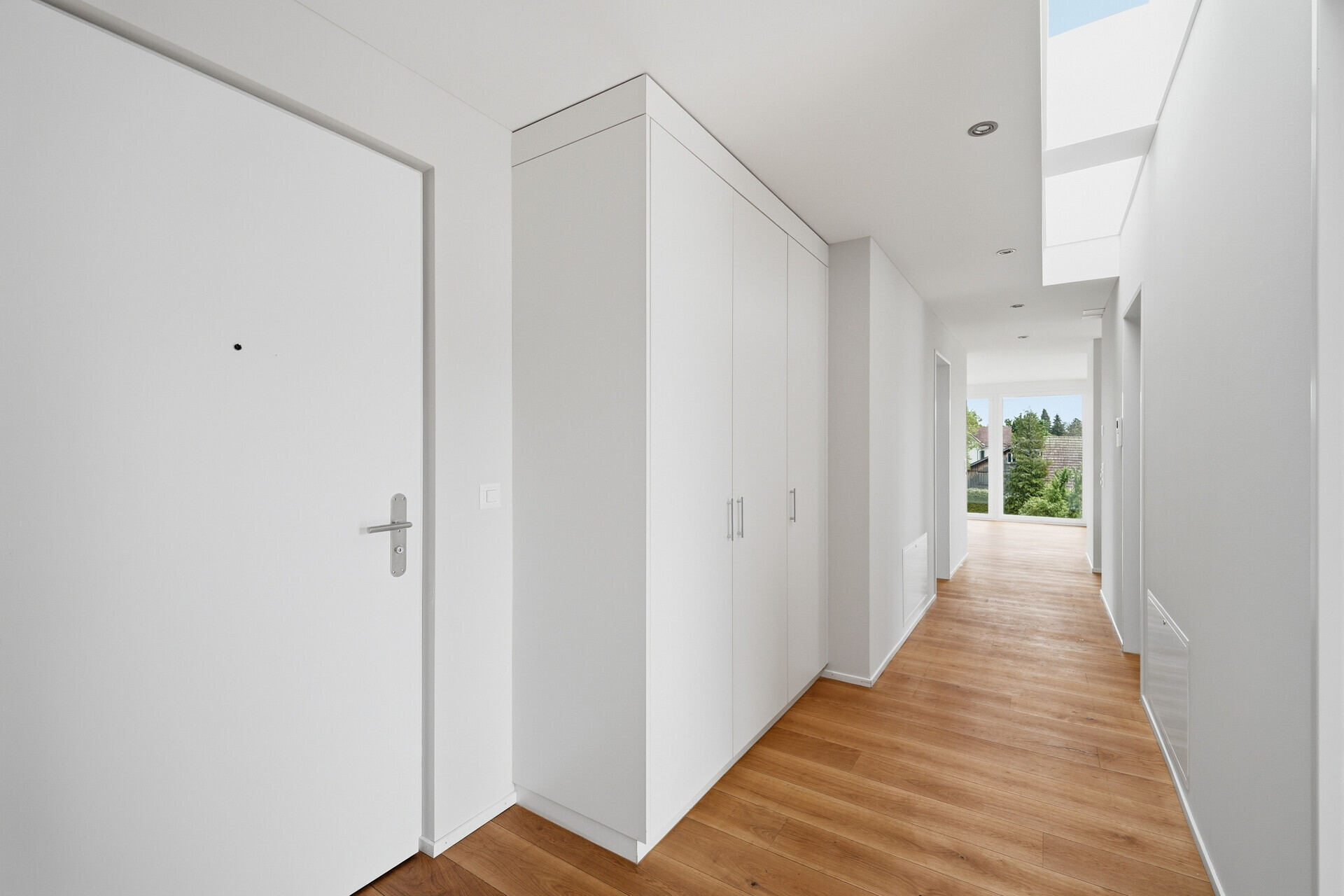 Heller Flur mit Einbauschrank und Dachfenstern