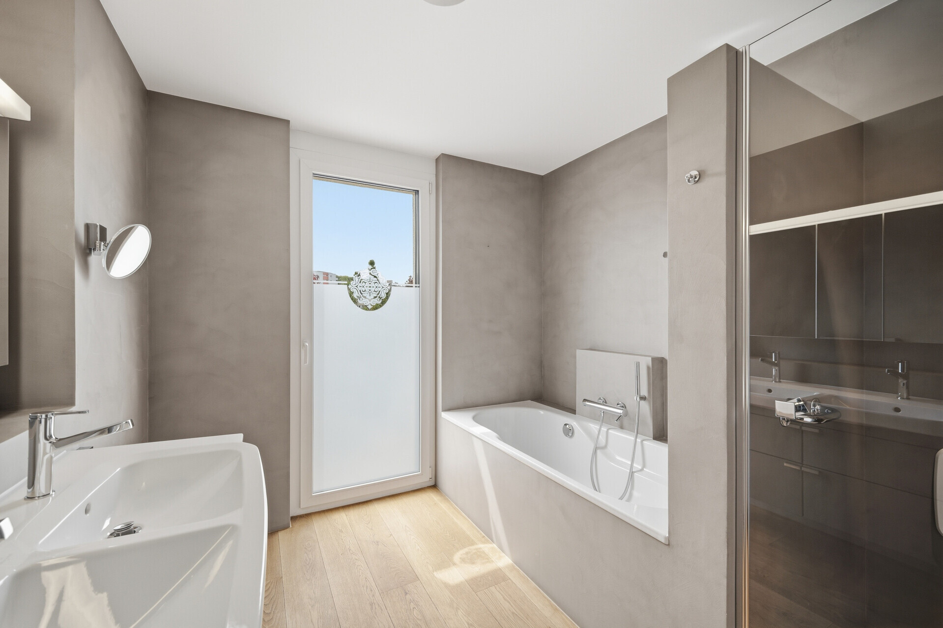 Modernes Badezimmer mit Badewanne und Tageslicht