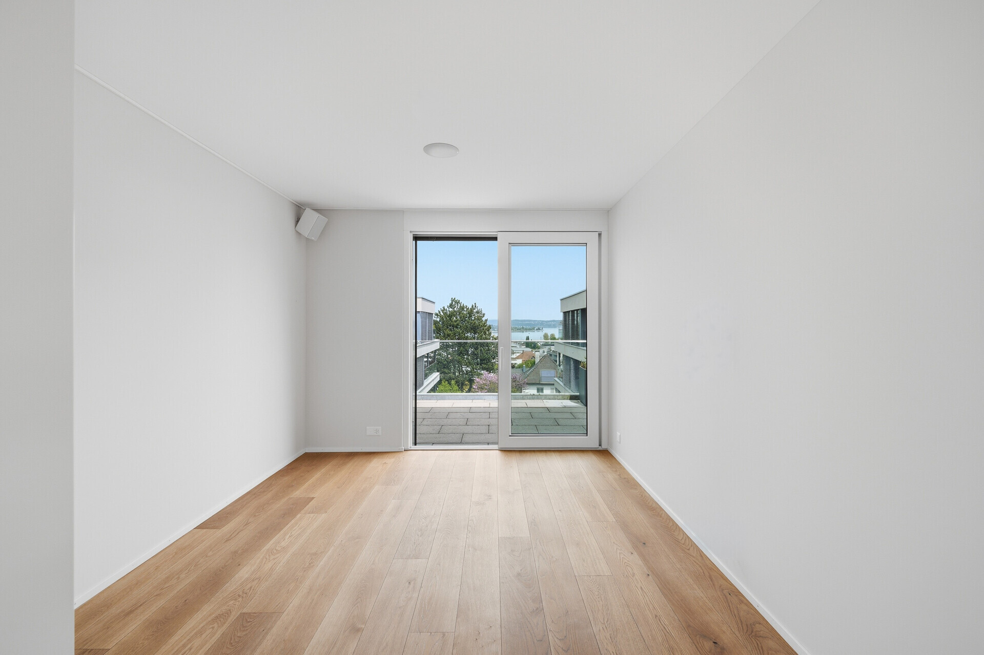 Leerer heller Raum mit Balkon- und Seeblick