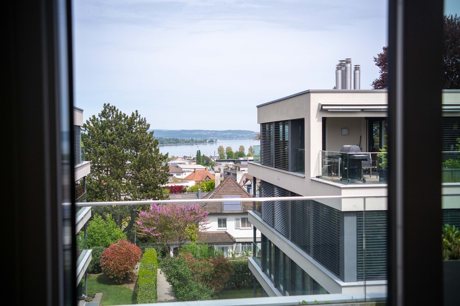 Blick auf Wohnanlage mit Seesicht