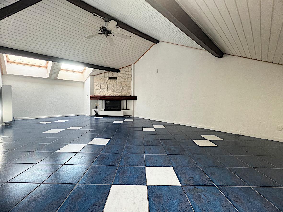 Großer Dachraum mit Kamin