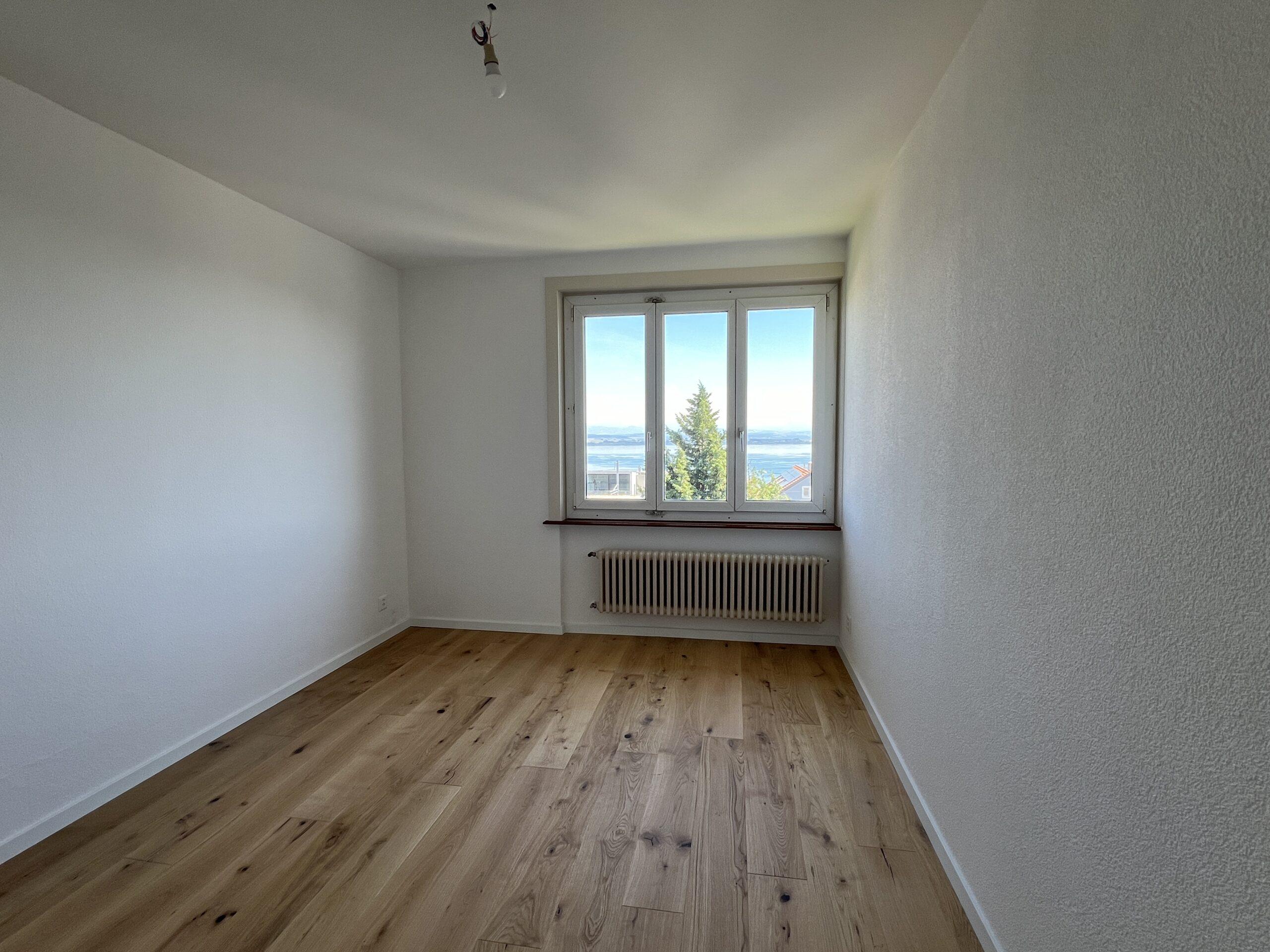 Leerer Raum mit Ausblick auf Wasser