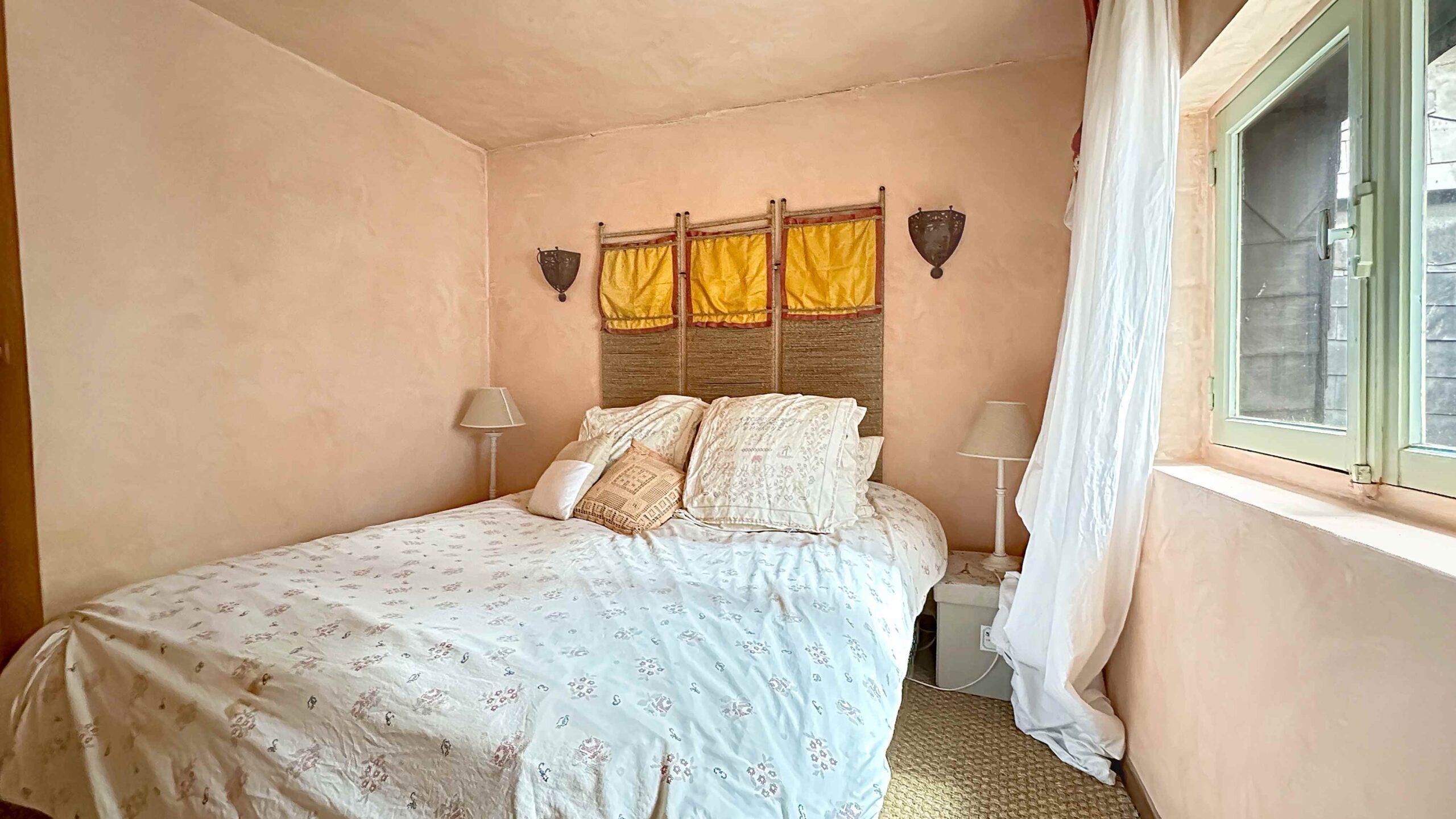 Gemütliches Schlafzimmer mit weichem Tageslicht
