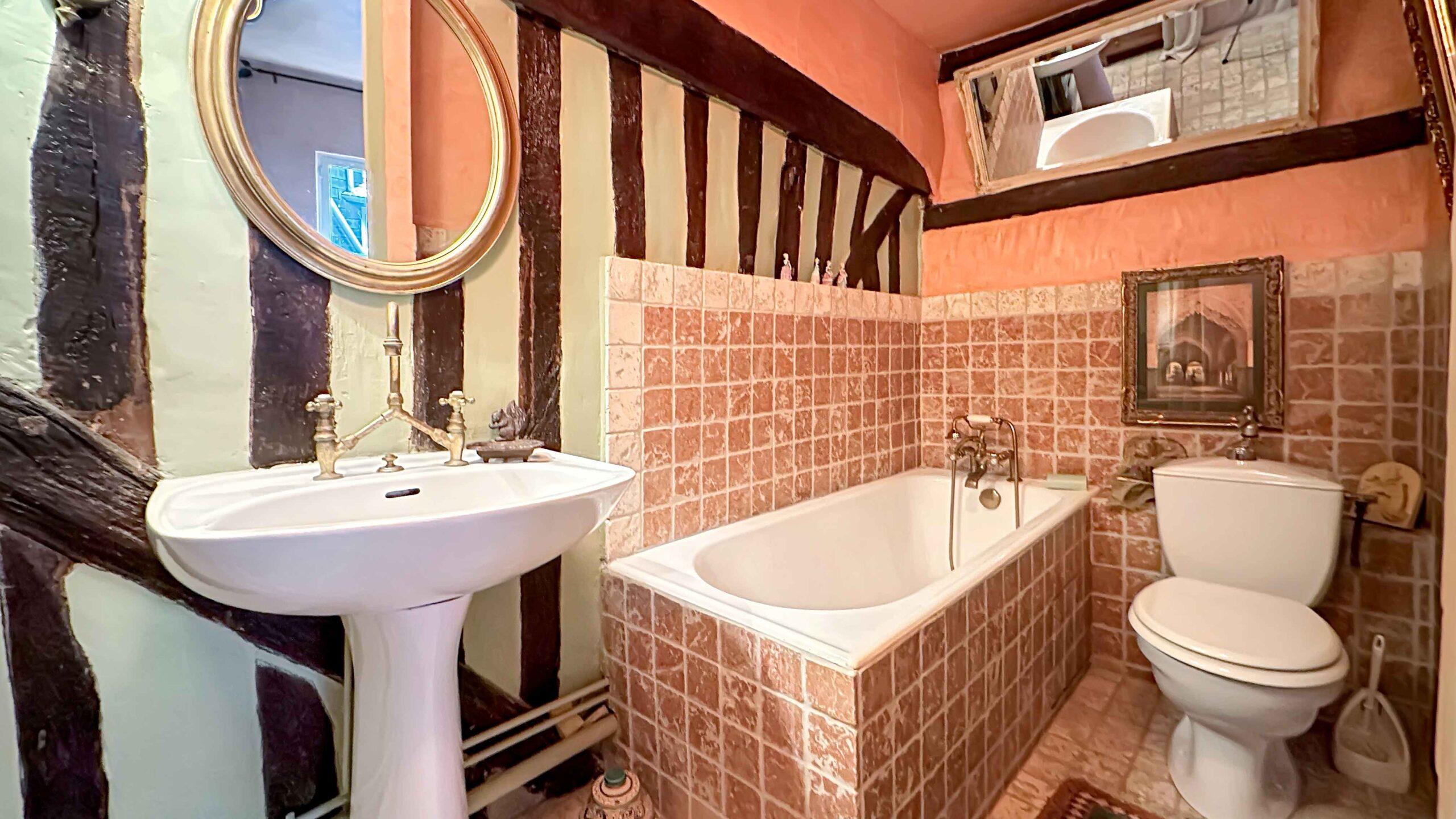 Rustikales Badezimmer mit Badewanne und WC